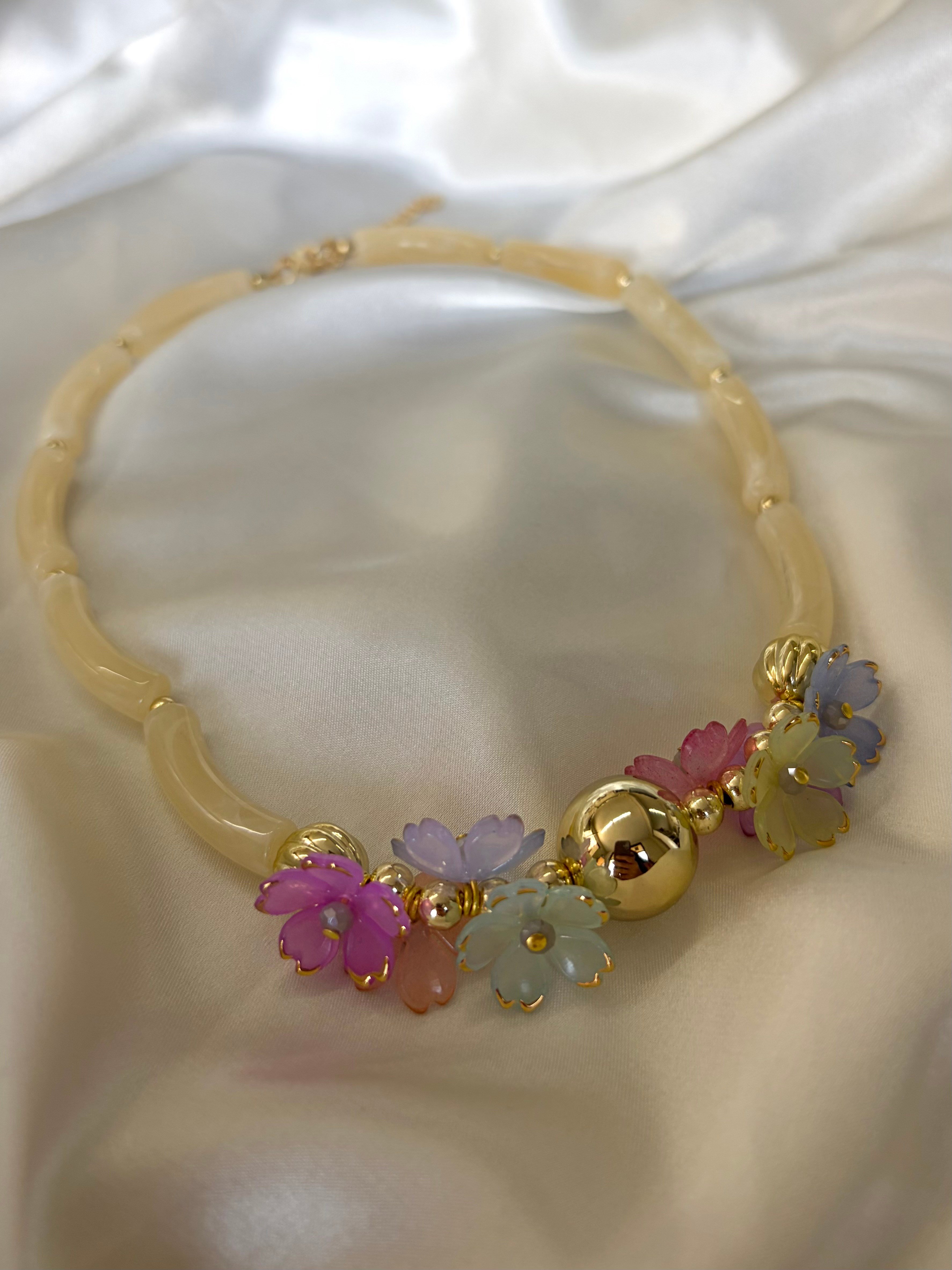 Kadın Gold Detaylı Krem Renk Çiçekli Kolye