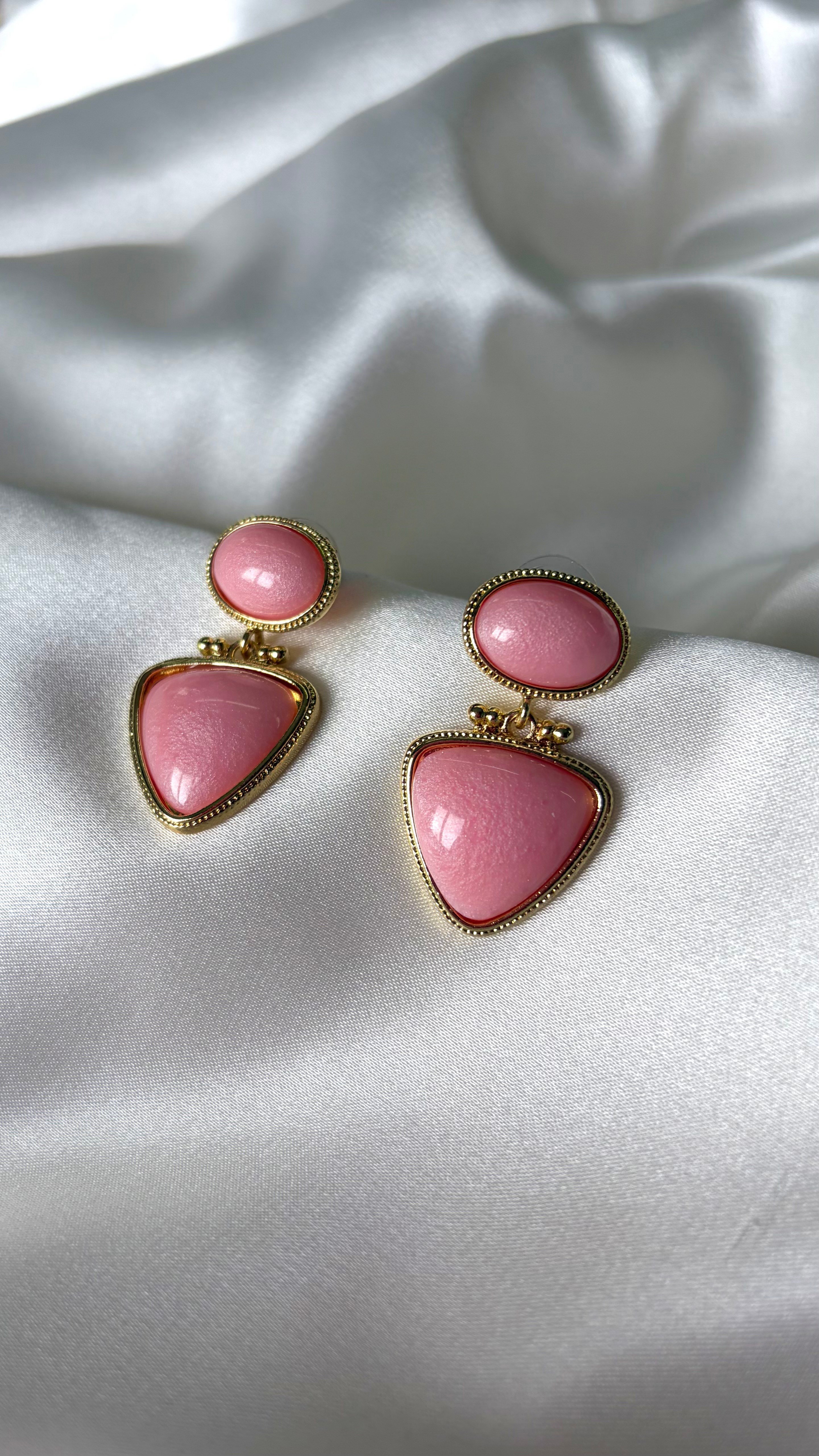 Kadın Gold Detaylı Pembe Renk Modern Sallantılı Küpe