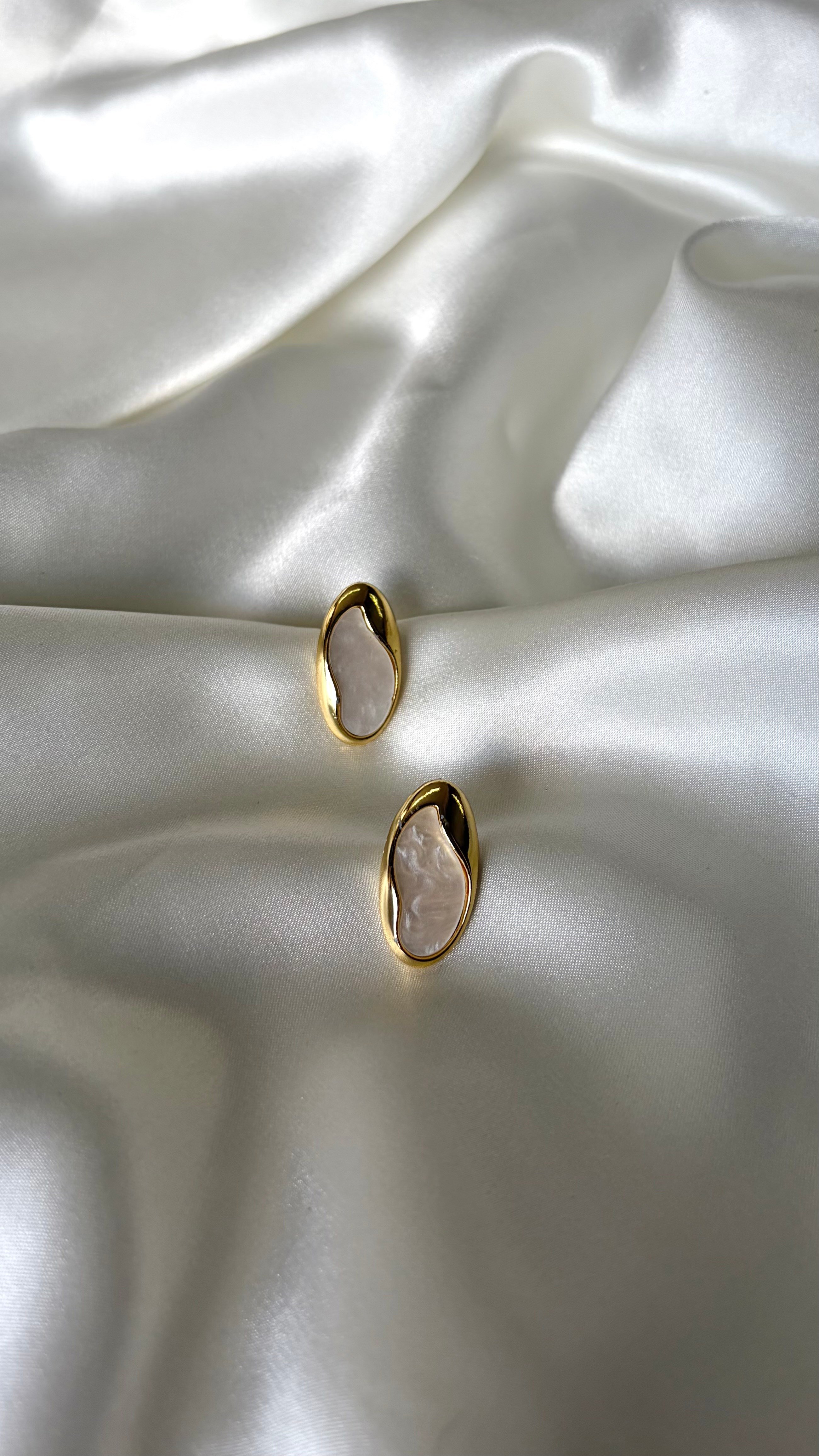 Kadın Gold Detaylı Sedefli Tasarım Oval Küpe
