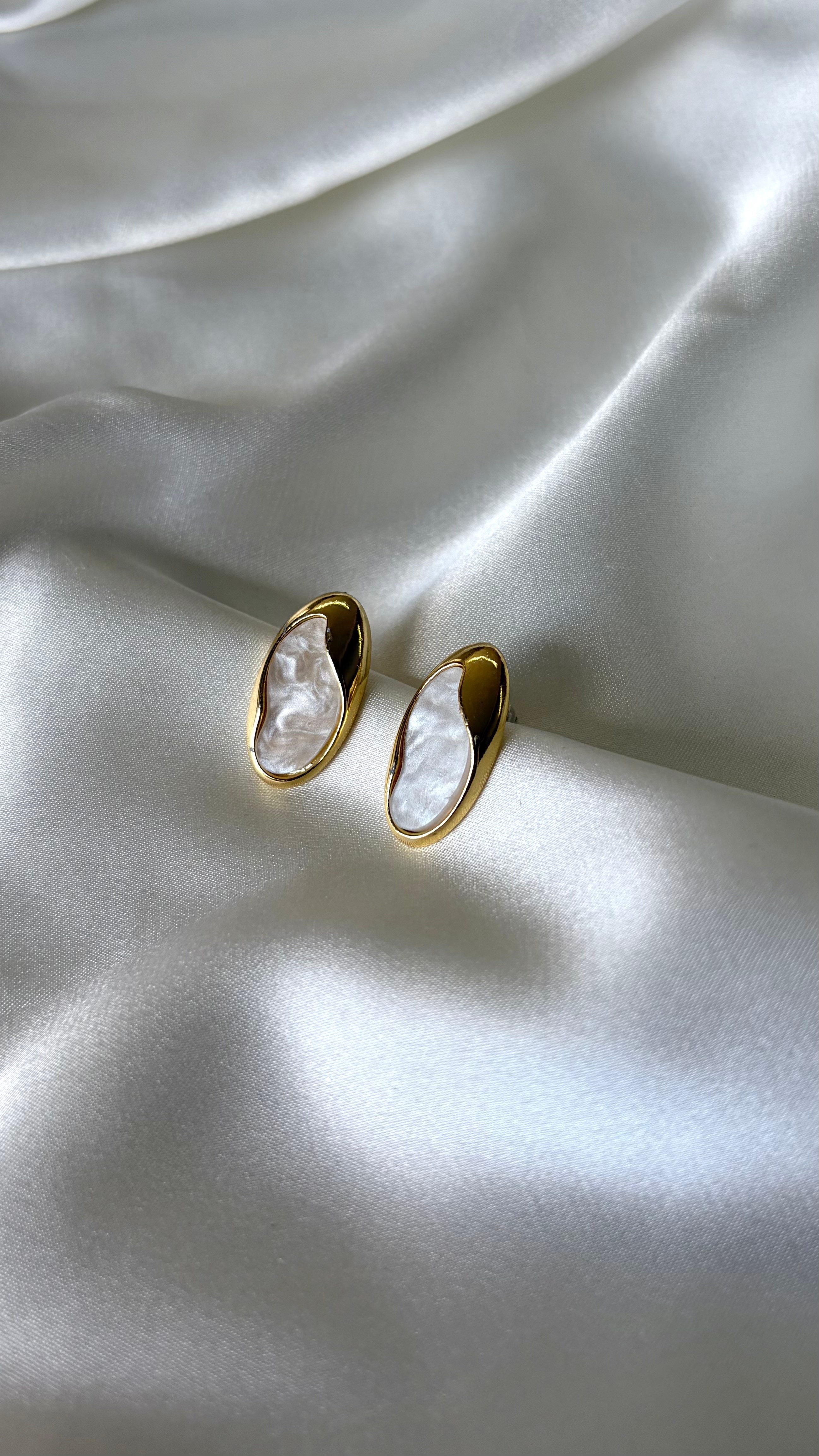 Kadın Gold Detaylı Sedefli Tasarım Oval Küpe