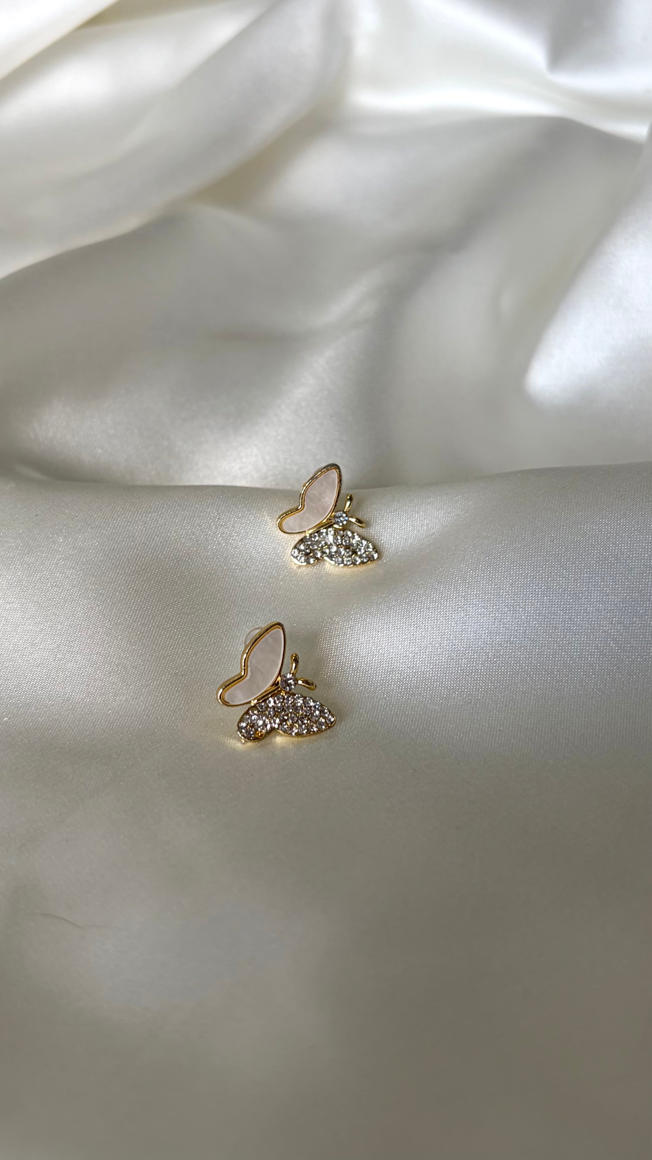 Kadın Gold Detaylı Sedefli Taşlı Minimal Kelebek Küpe