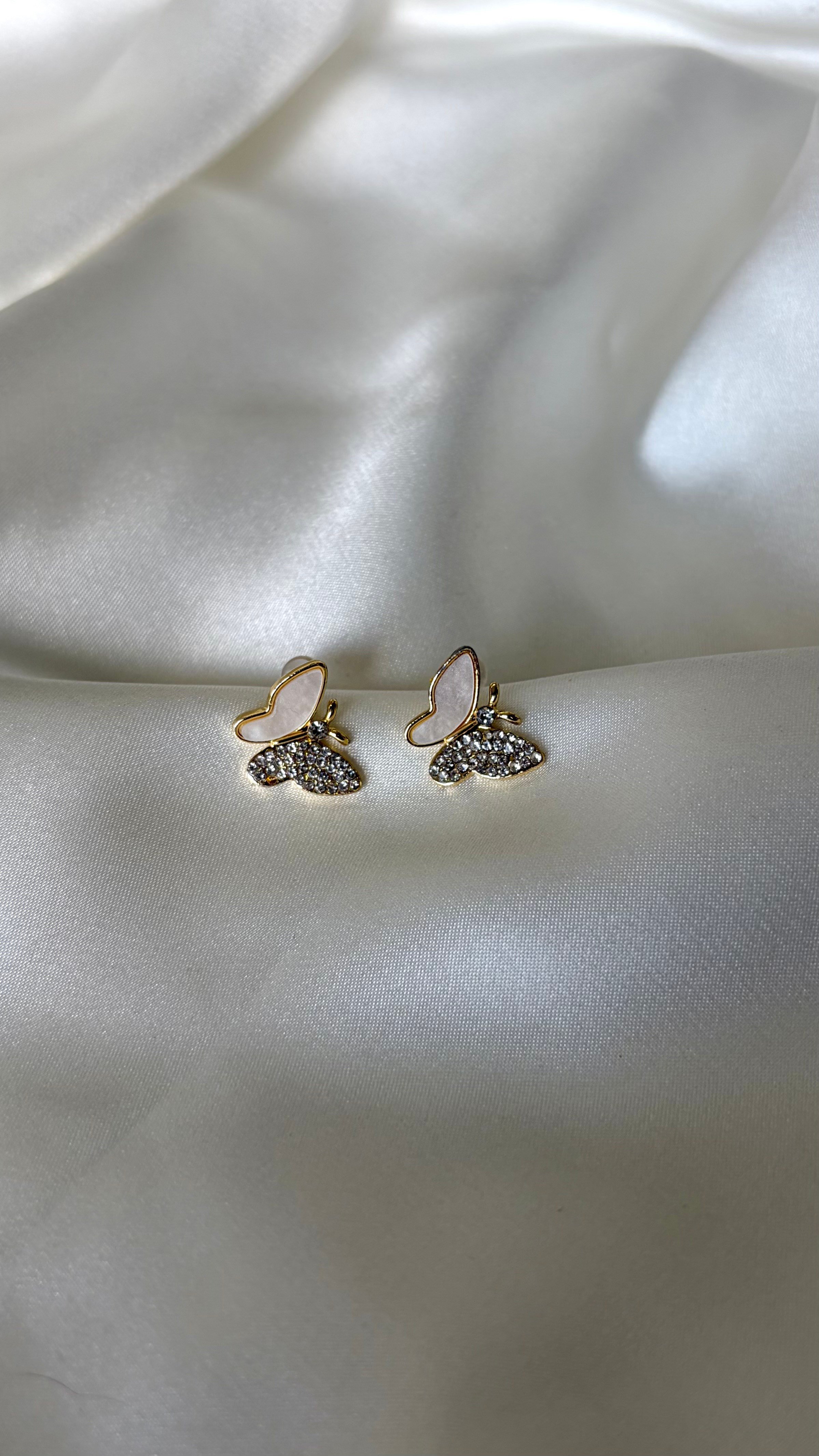 Kadın Gold Detaylı Sedefli Taşlı Minimal Kelebek Küpe