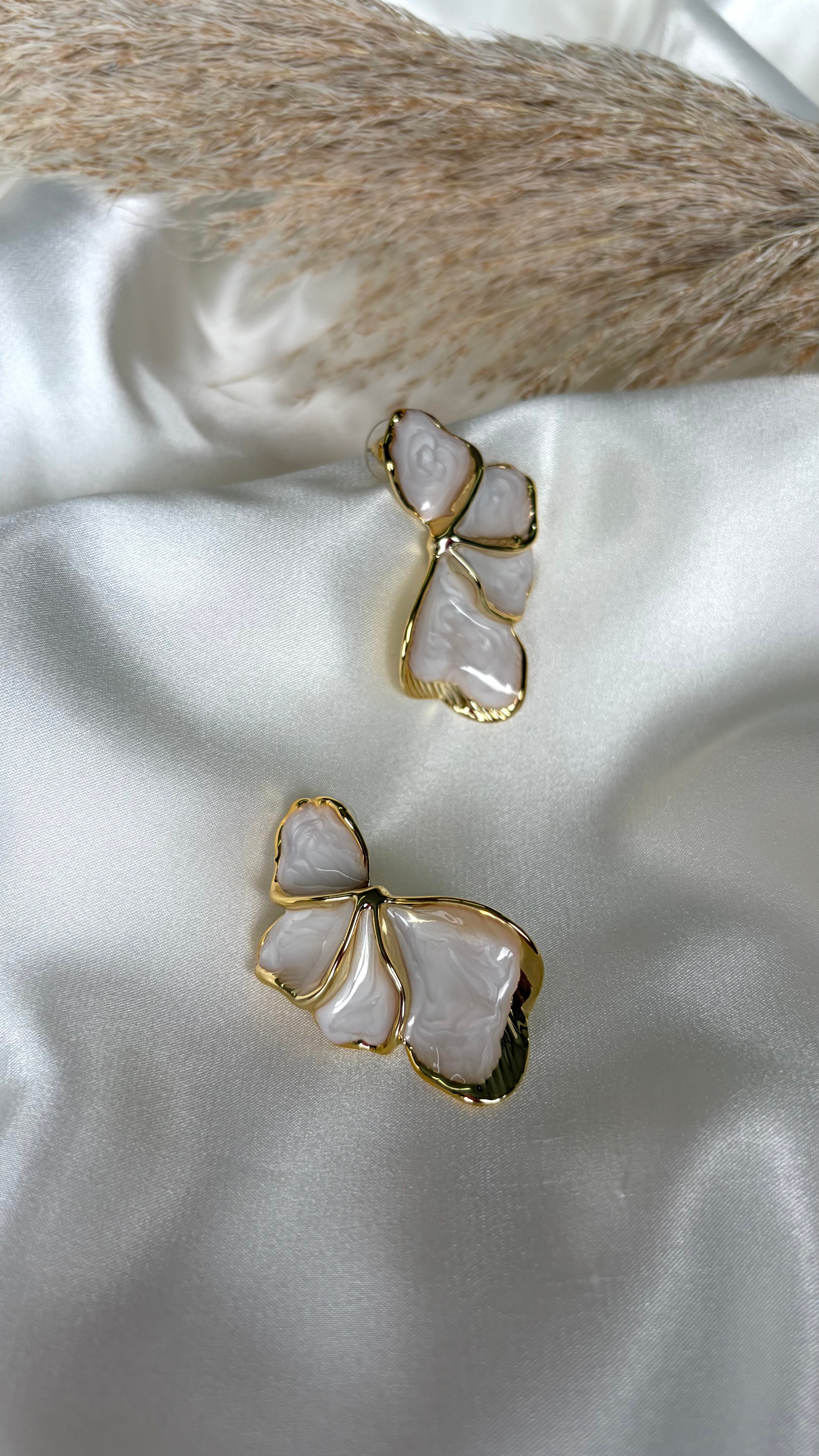 Kadın Gold Detaylı Sedefli Yaprak Model Küpe