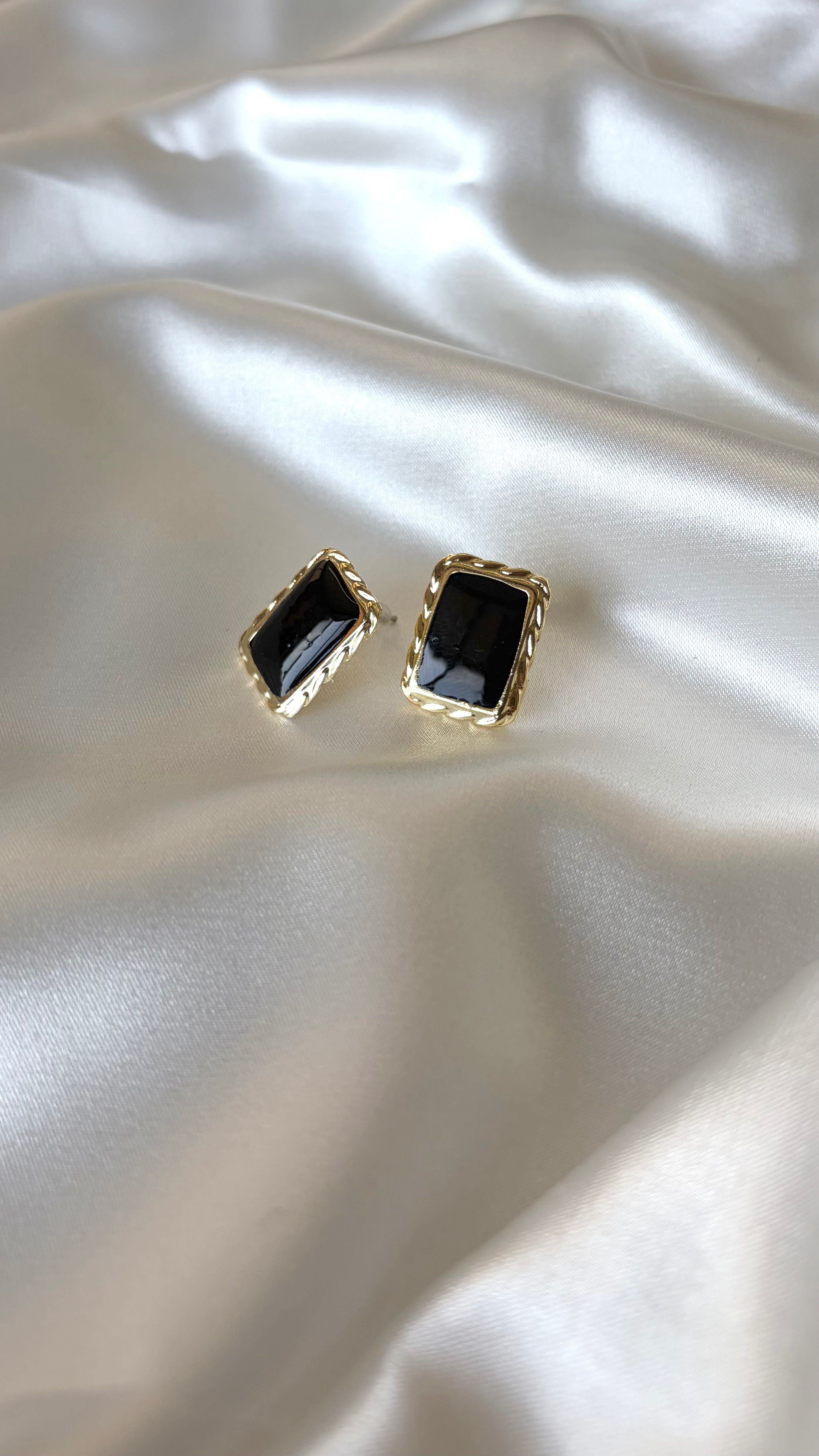 Kadın Gold Detaylı Siyah Renk Kare Küpe