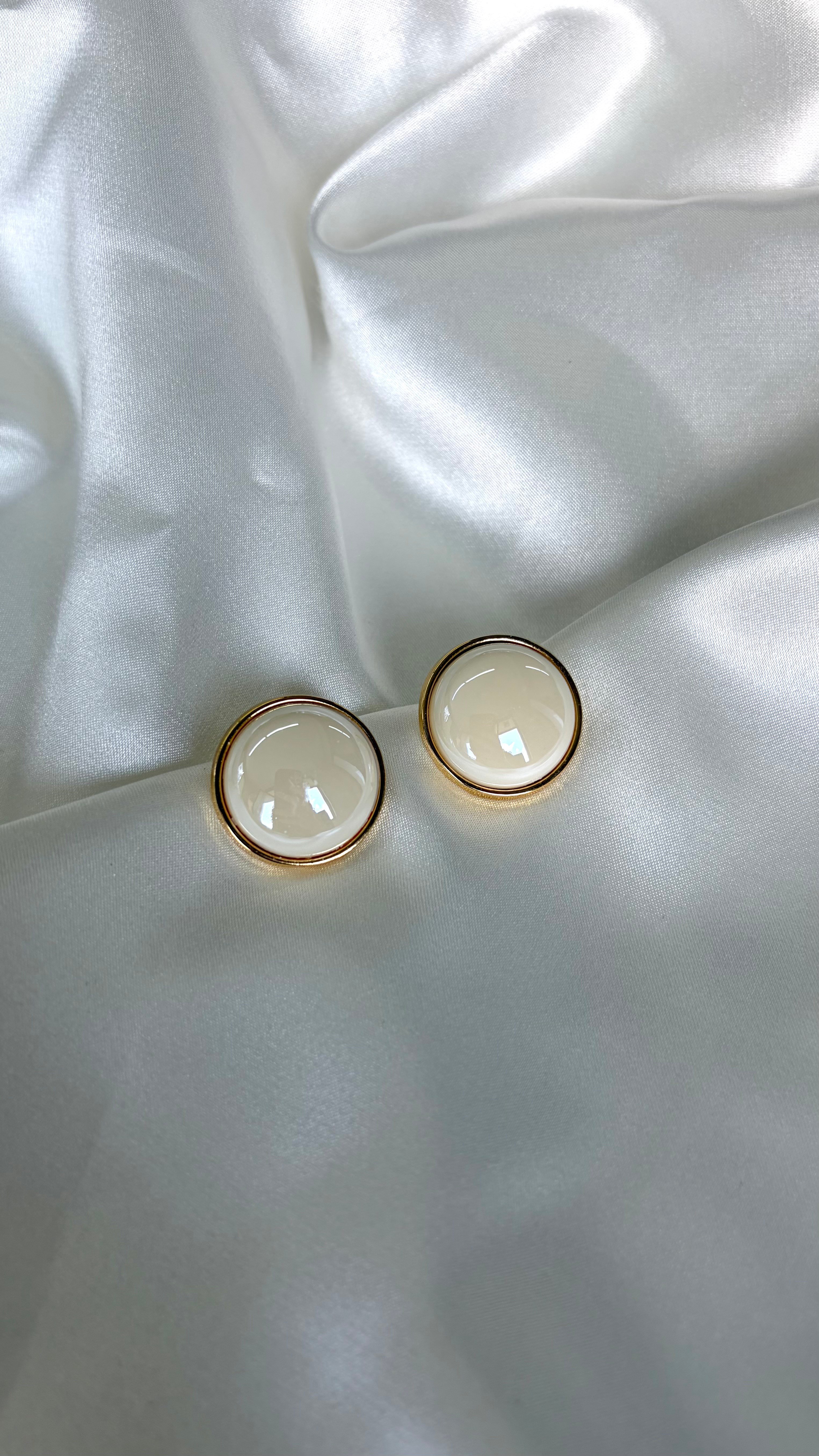Kadın Gold Detaylı Yuvarlak Krem Renk Küpe