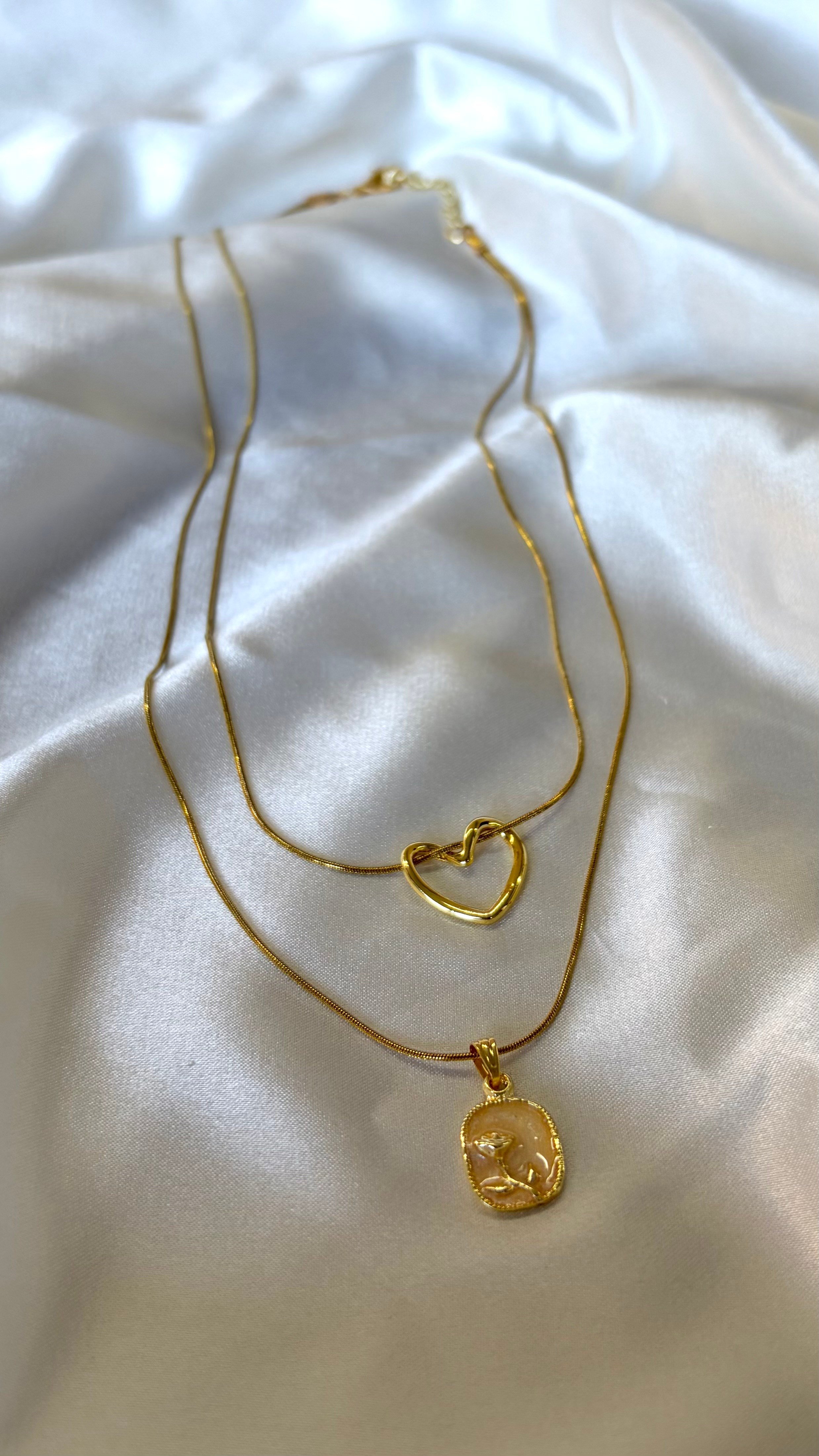 Kadın Gold Renk 2'li Kalpli Sedefli Gül Figürlü Çelik Kolye