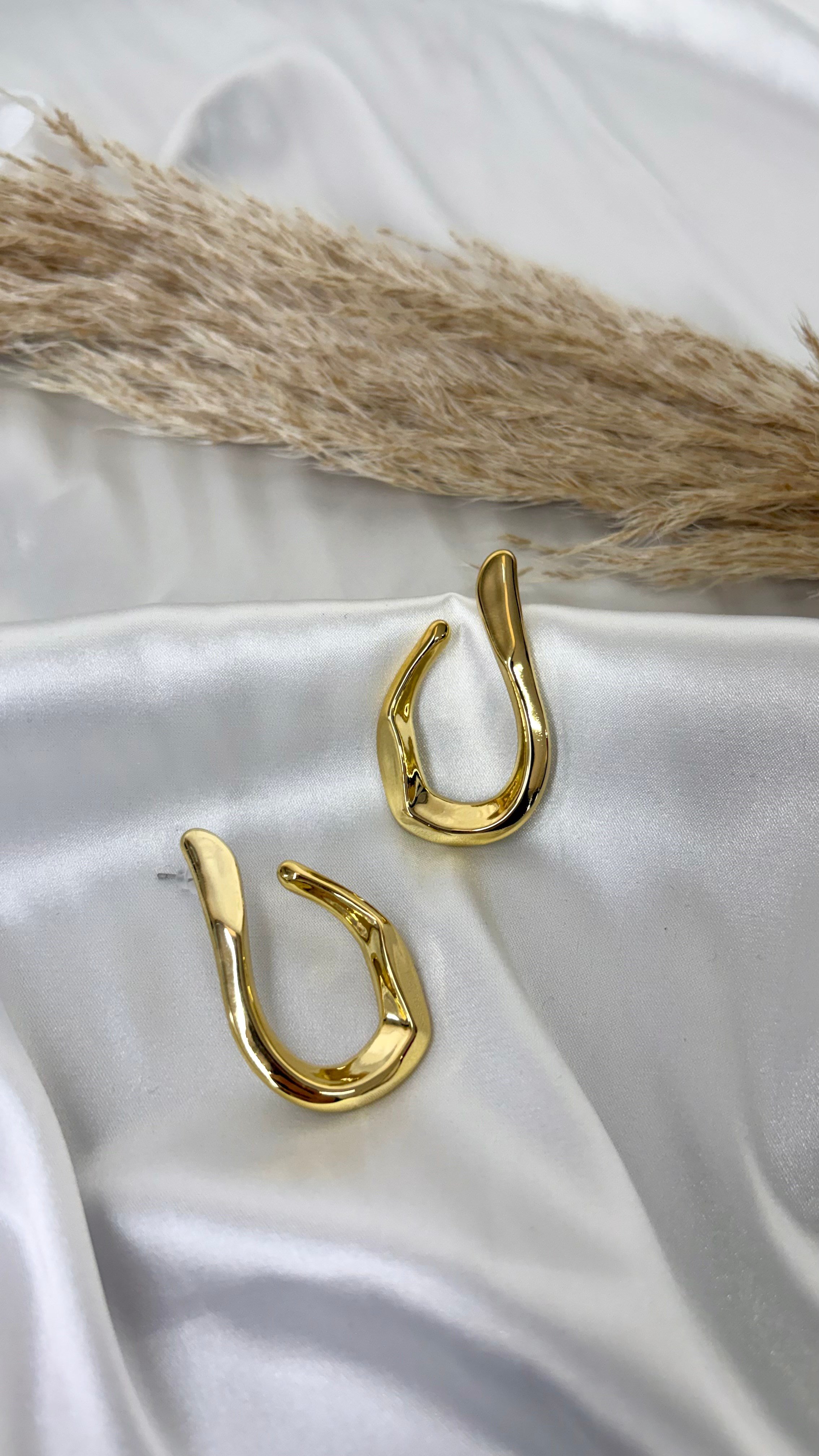 Kadın Gold Renk Akış Form Küpe