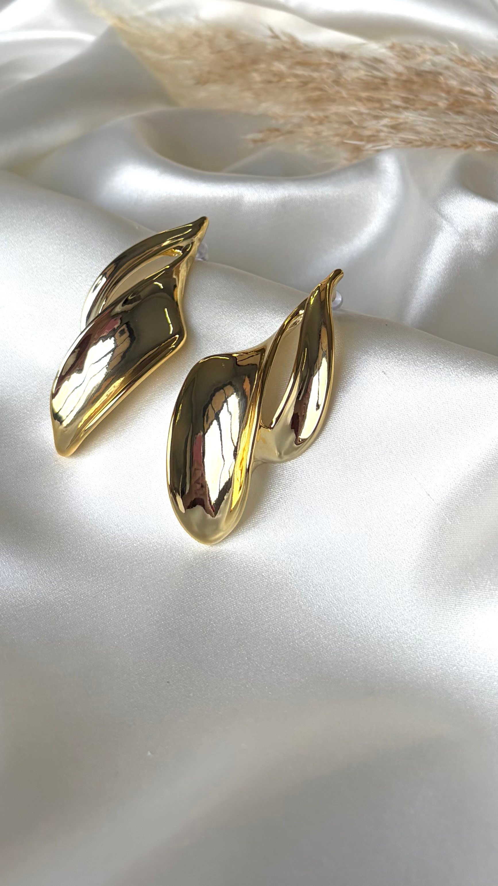Kadın Gold Renk Asimetrik Yaprak Model Küpe
