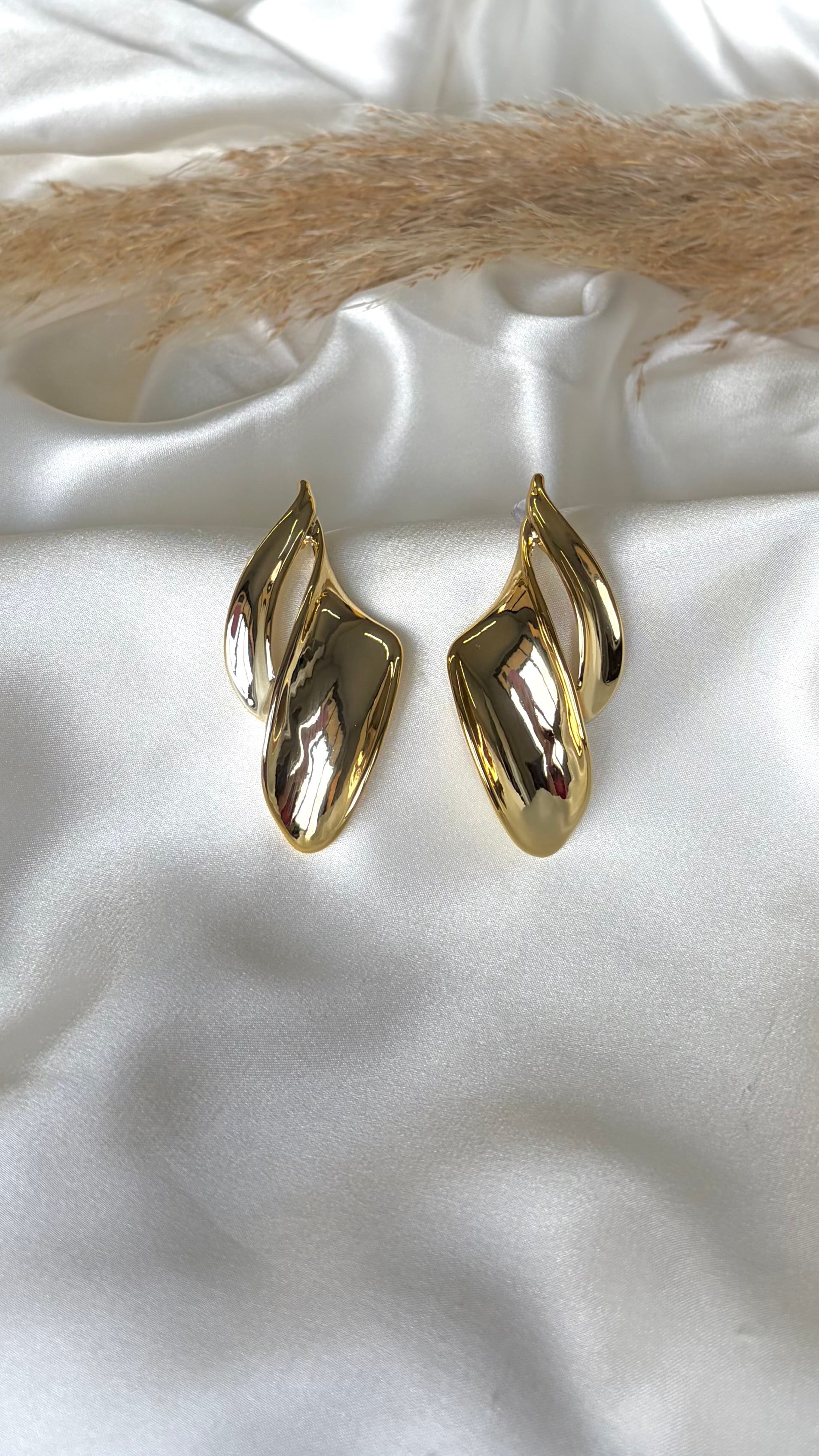 Kadın Gold Renk Asimetrik Yaprak Model Küpe