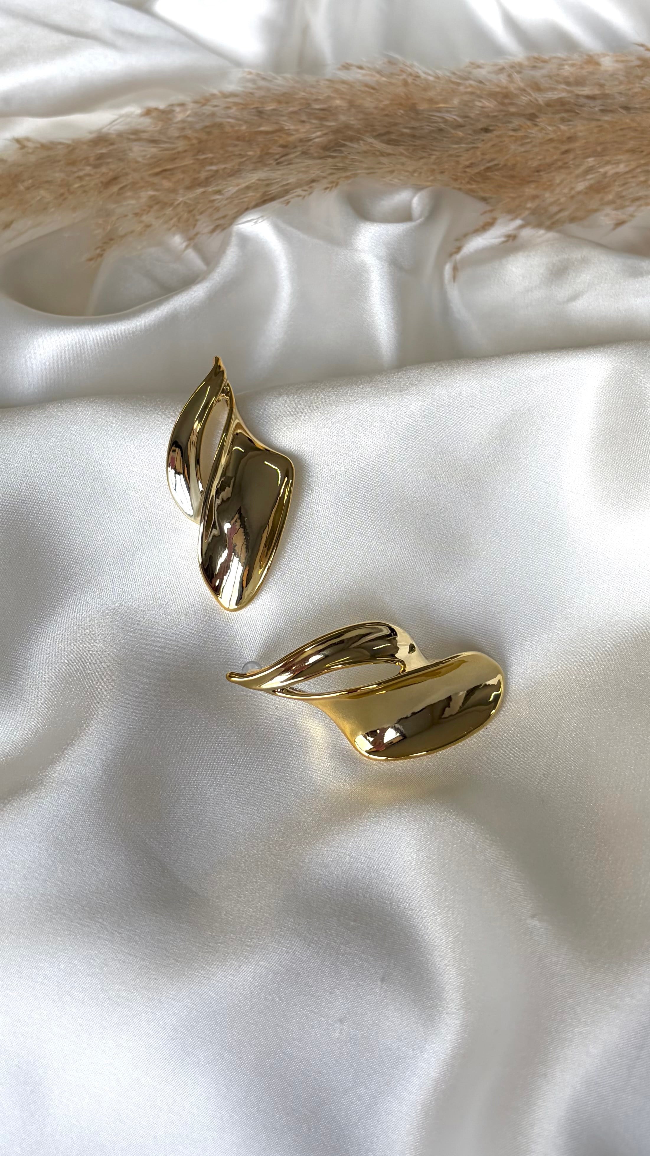 Kadın Gold Renk Asimetrik Yaprak Model Küpe