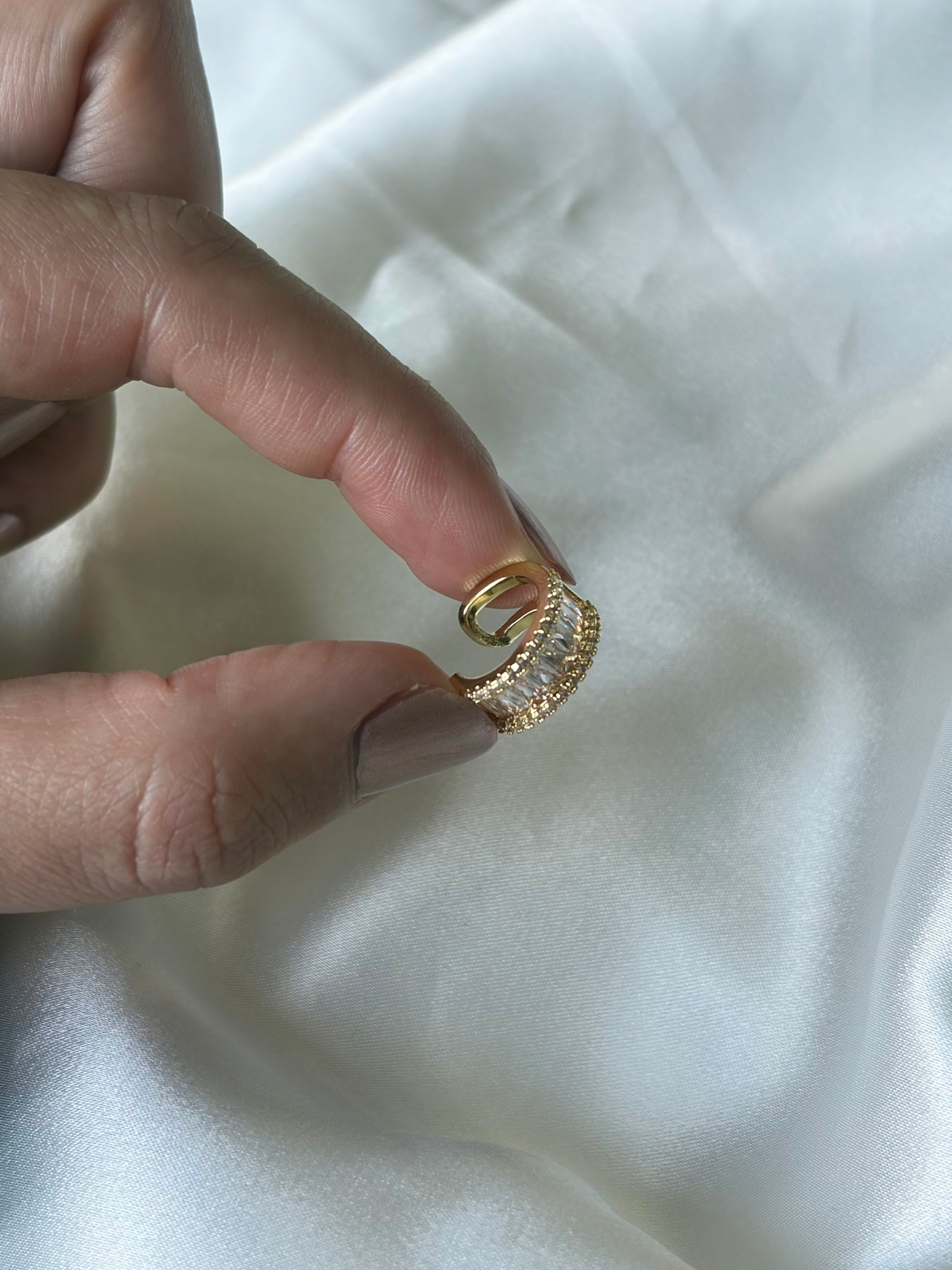 Kadın Gold Renk Baget Taşlı Kıkırdak Küpe