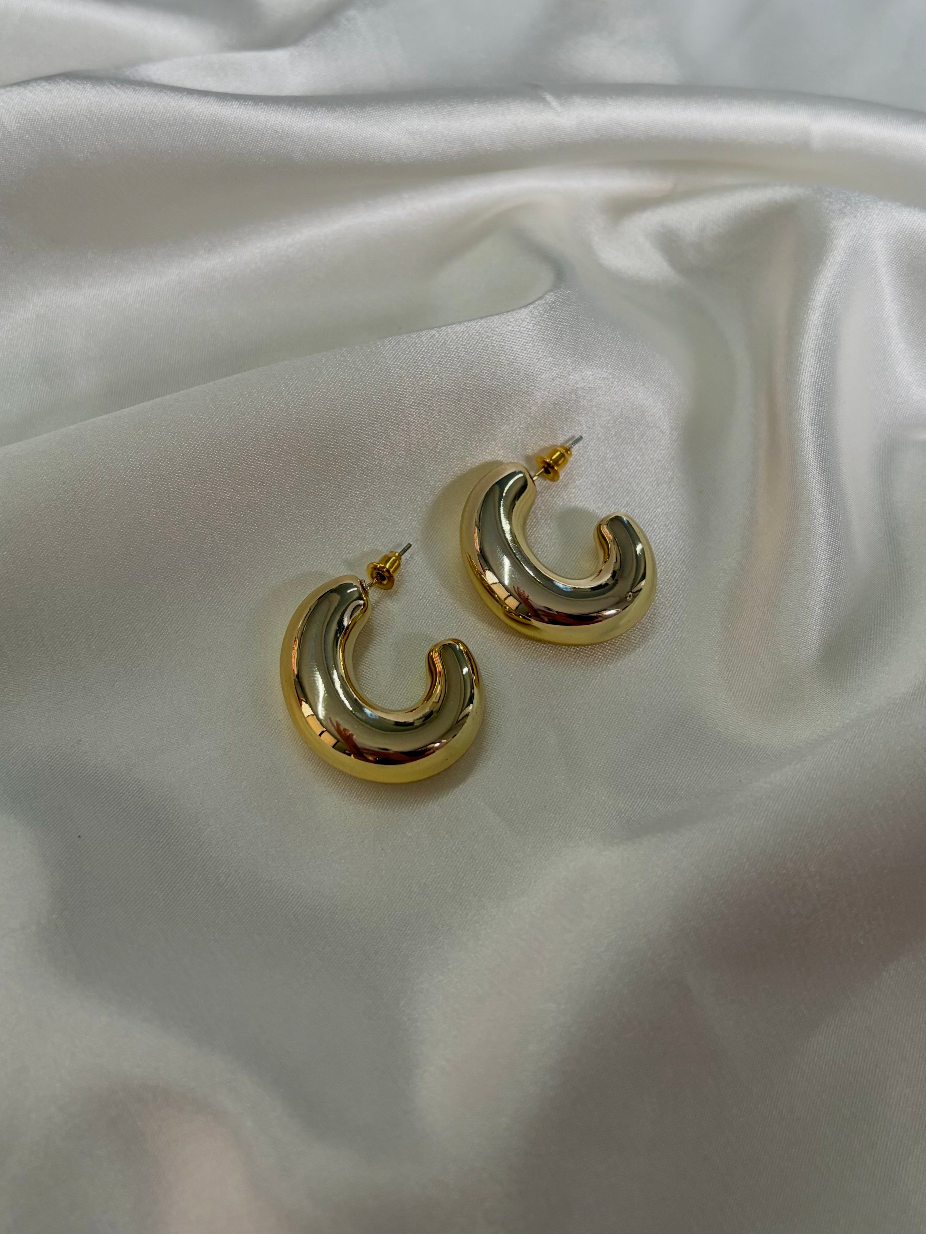 Kadın Gold Renk Bombeli Asimetrik Hafif Küpe