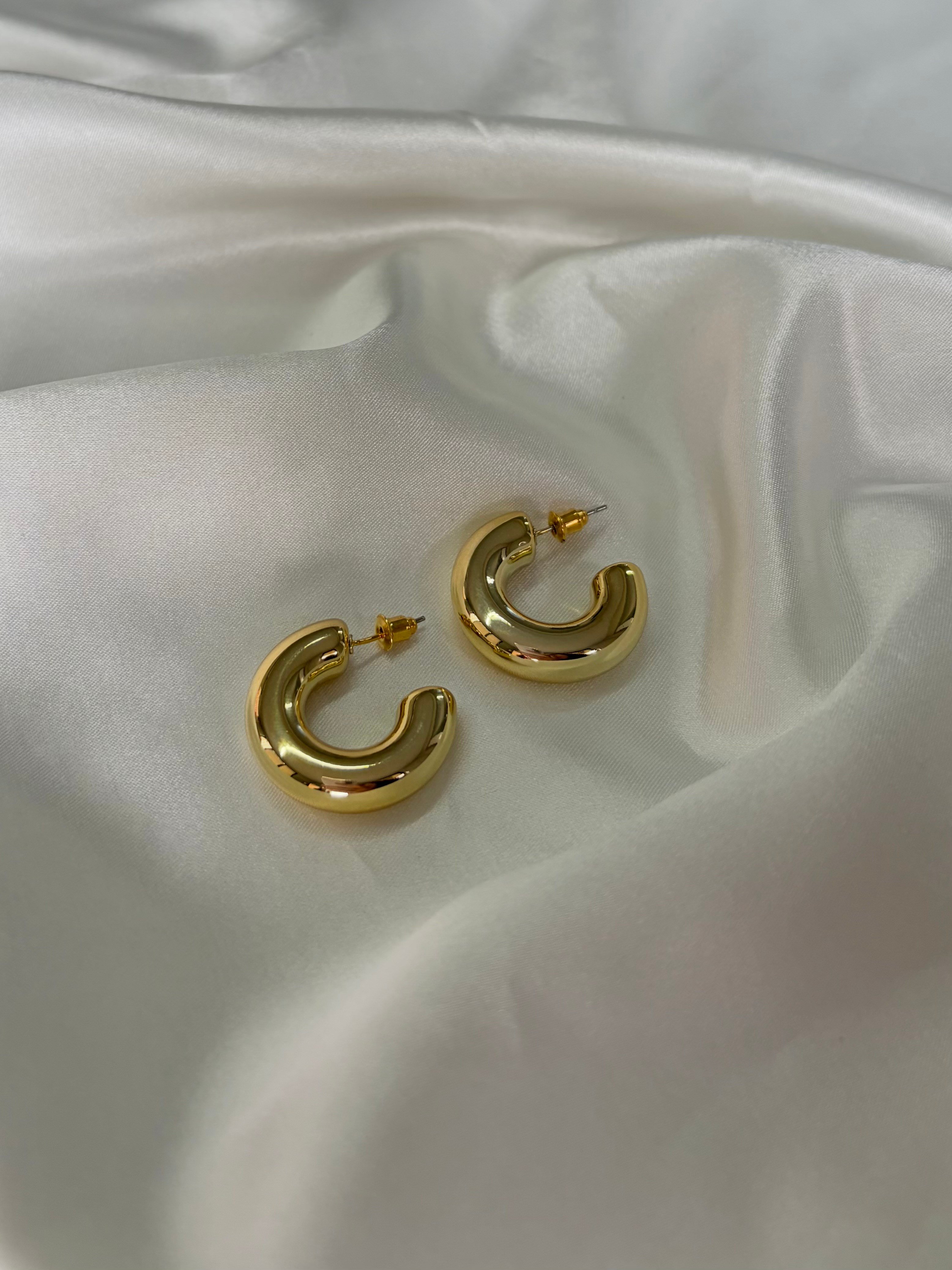 Kadın Gold Renk Bombeli Hafif Yarım Halka Küpe
