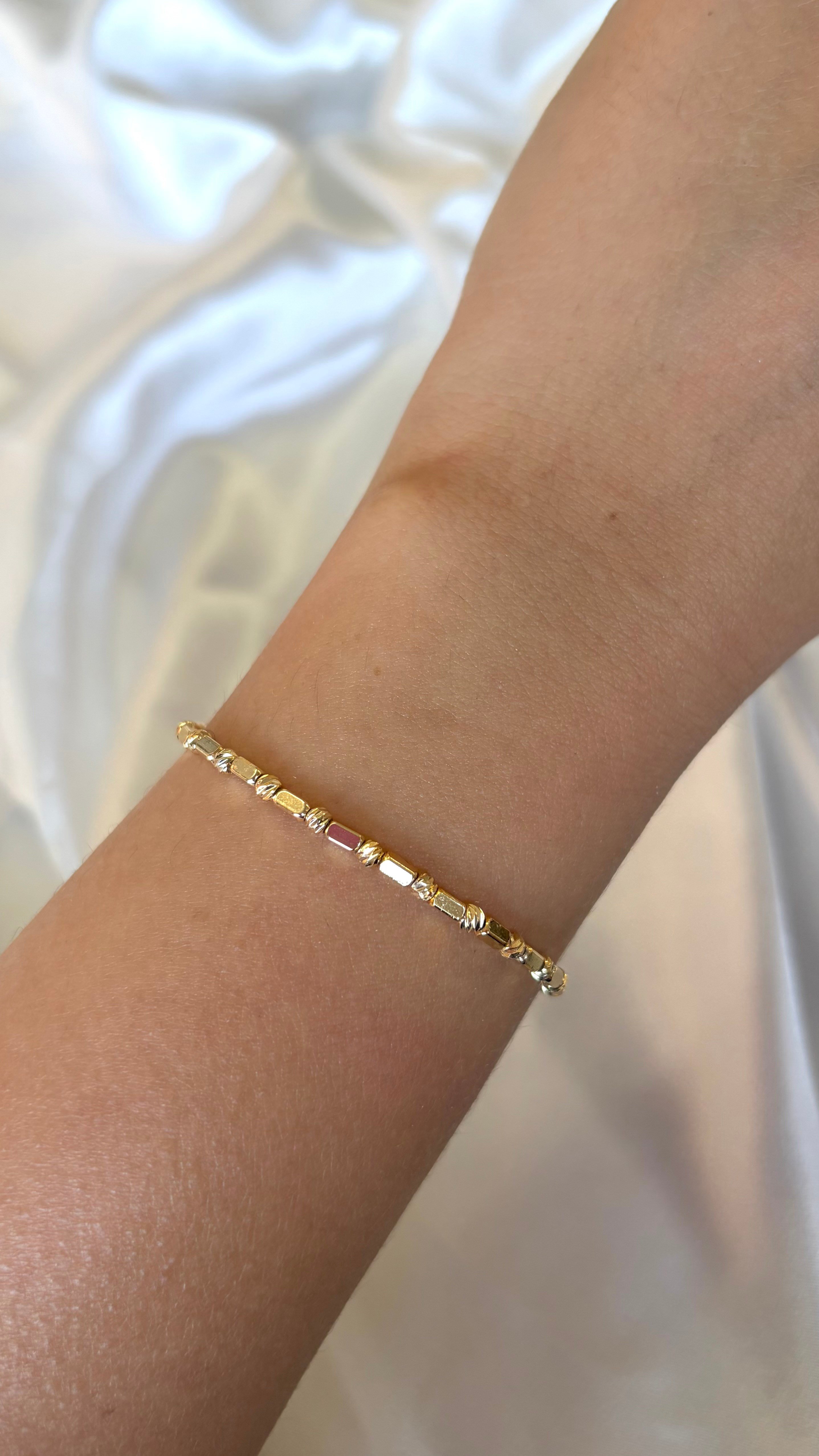 Kadın Gold Renk Boncuk Çubuk Model Bileklik