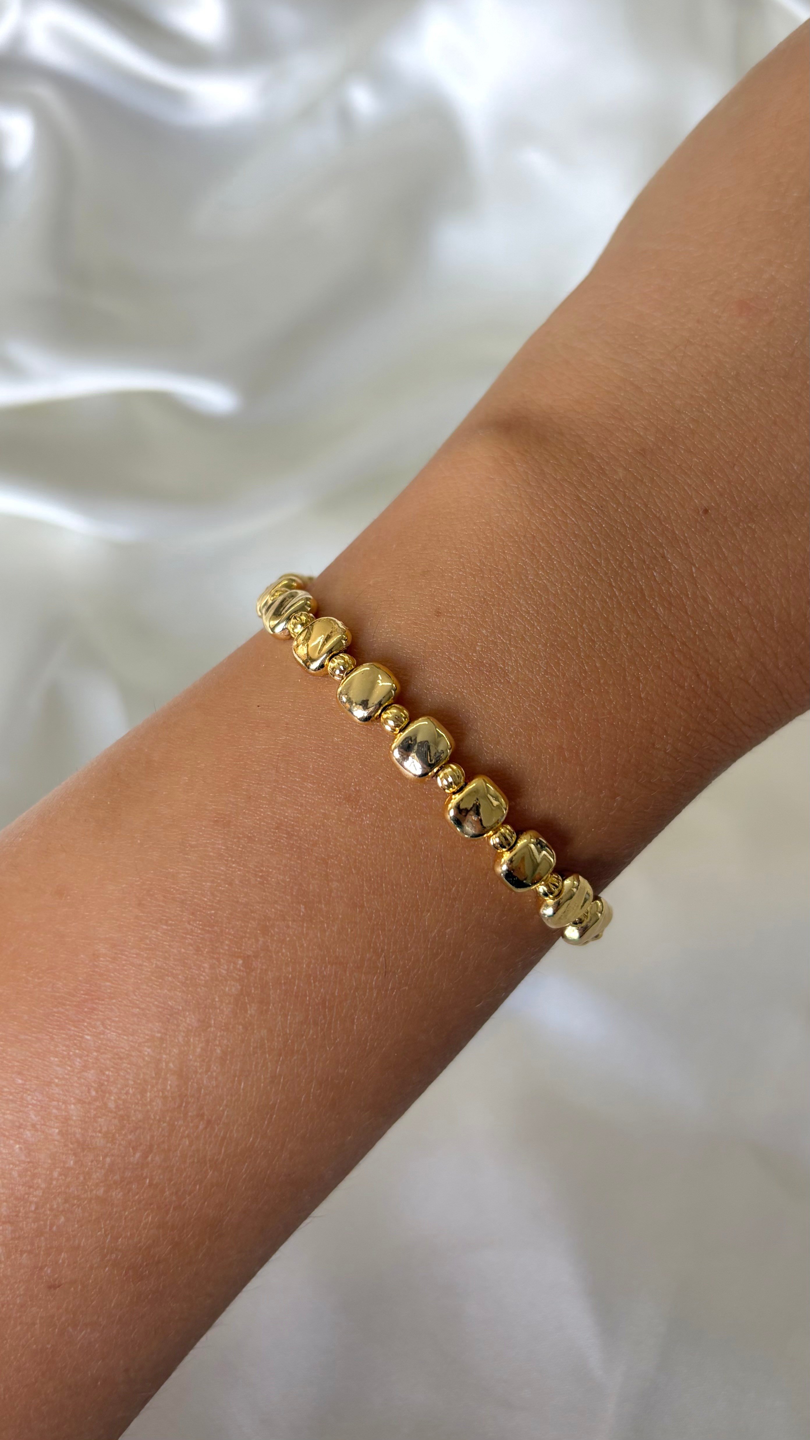 Kadın Gold Renk Boncuk ve Taş Model Bileklik