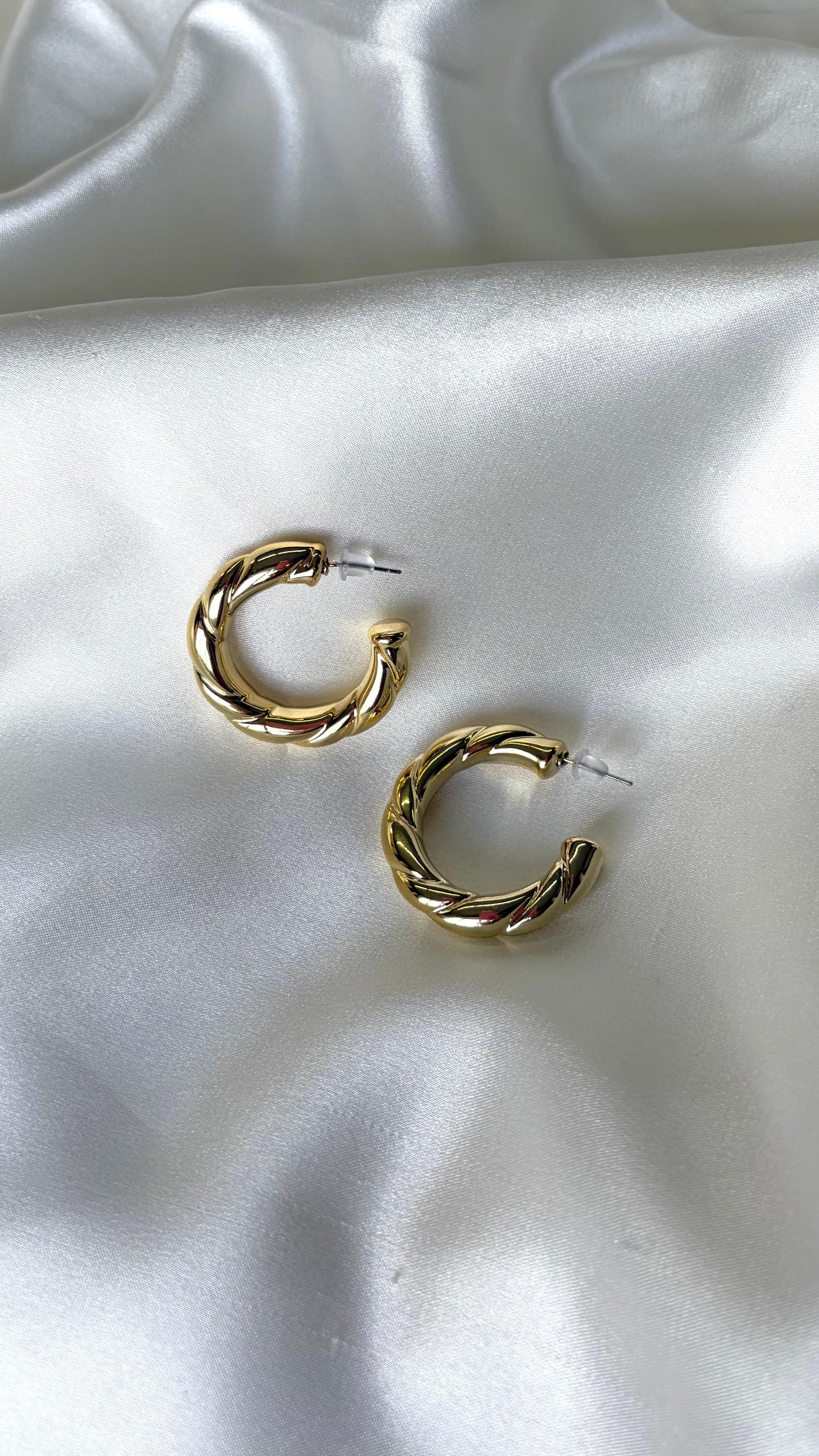 Kadın Gold Renk Burgulu Yarım Halka Küpe