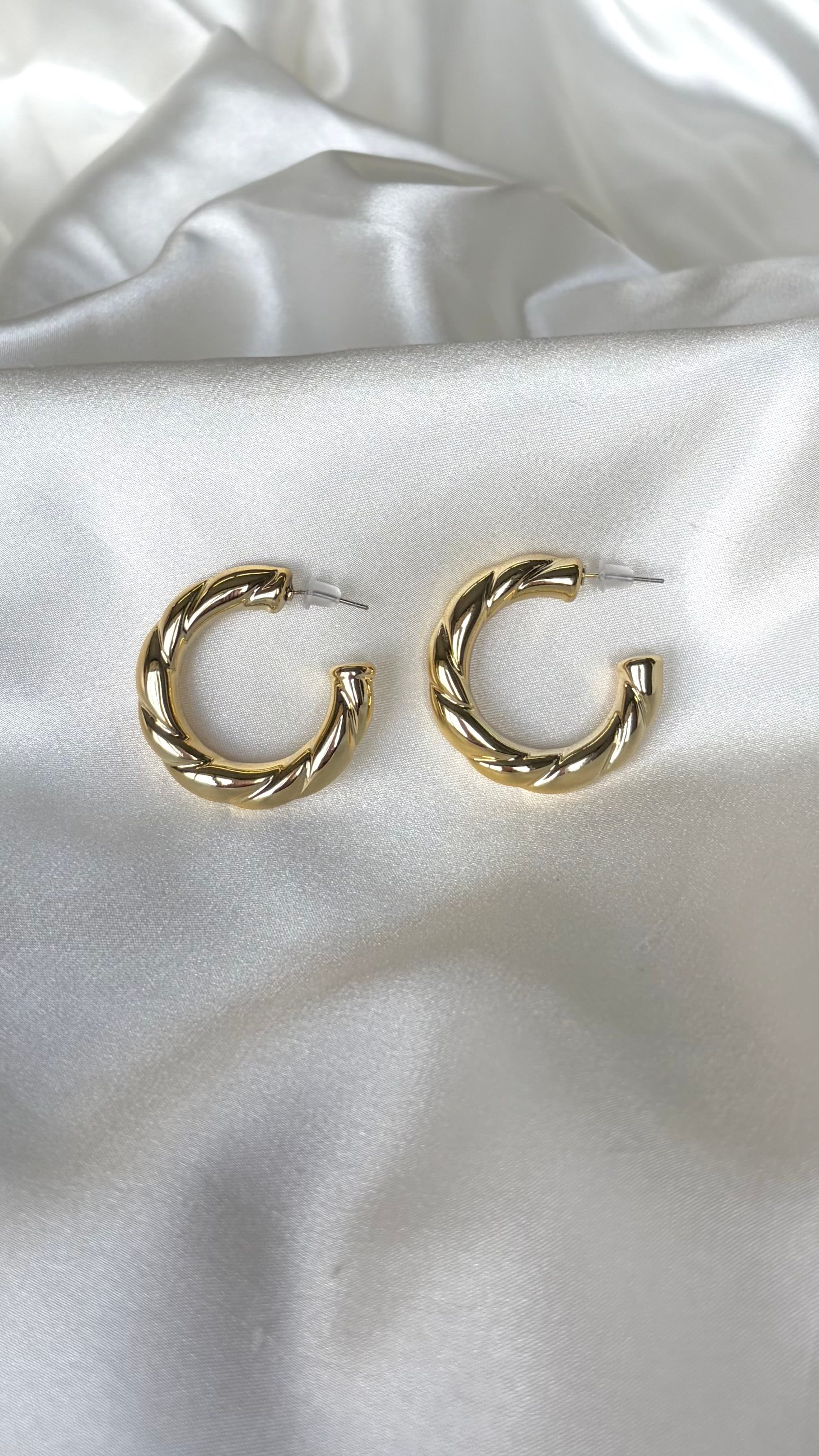 Kadın Gold Renk Burgulu Yarım Halka Küpe