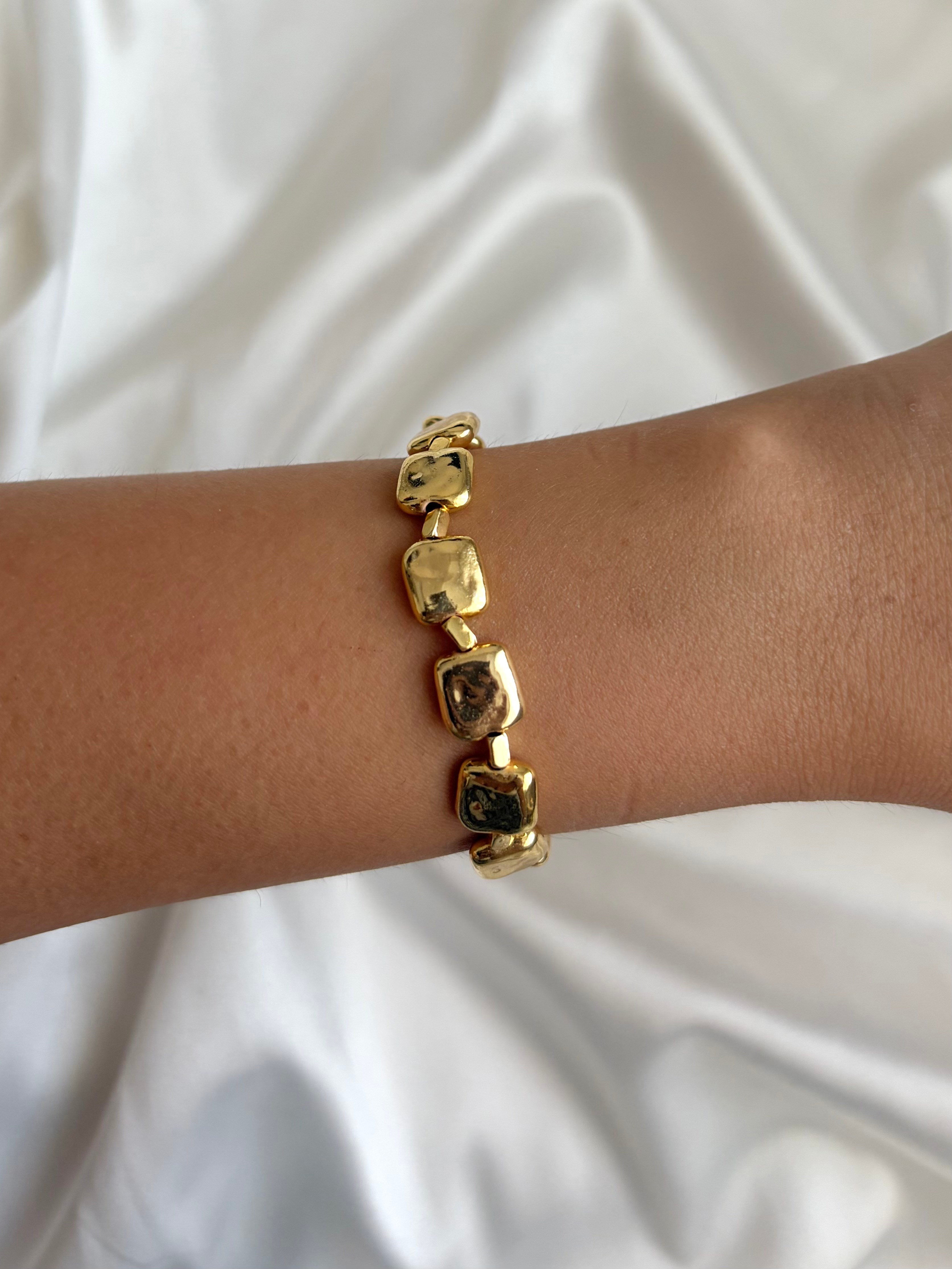 Kadın Gold Renk Çakıl Taşı Model Bileklik