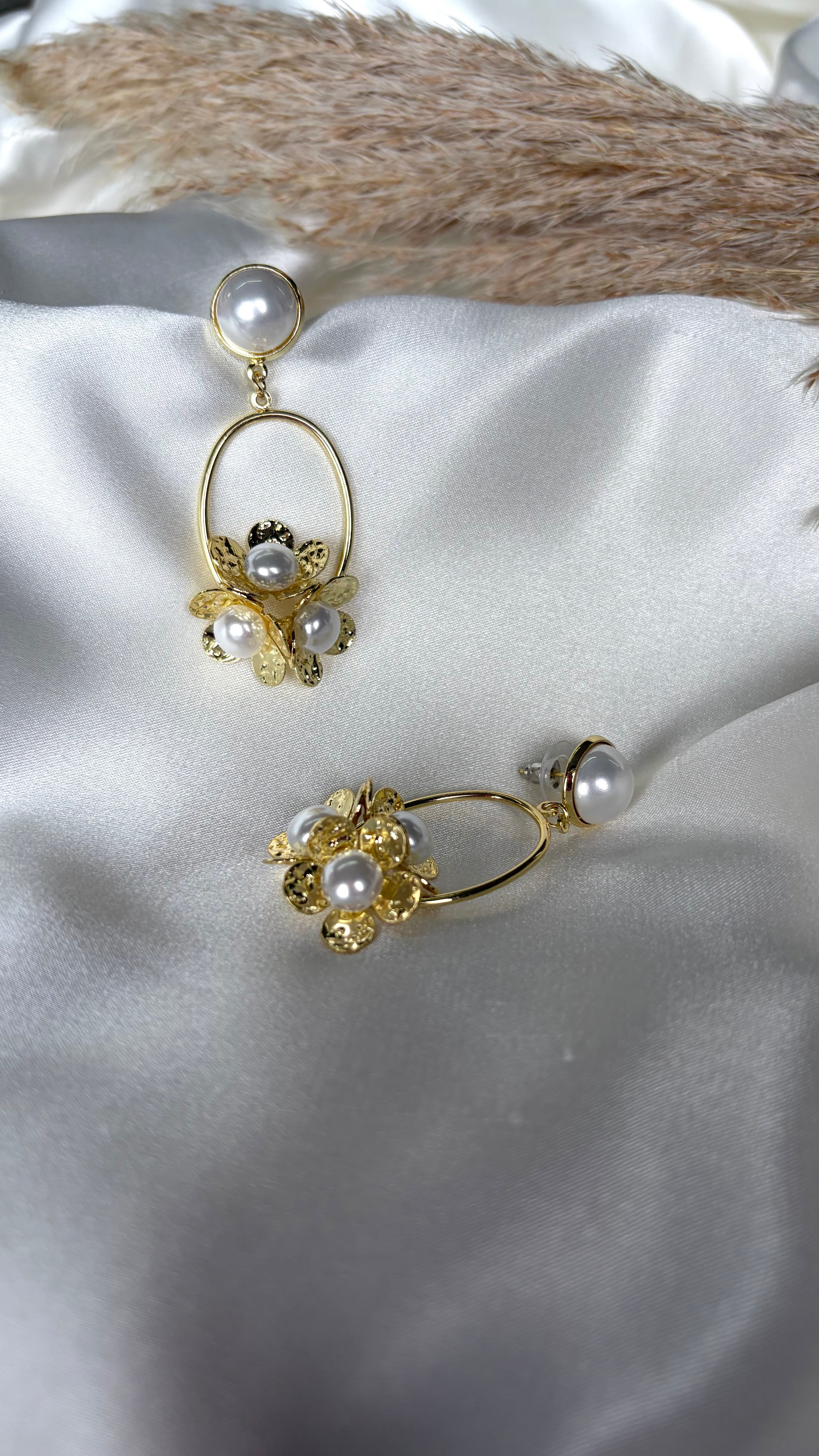 Kadın Gold Renk Çiçekli İncili Sallantılı Küpe