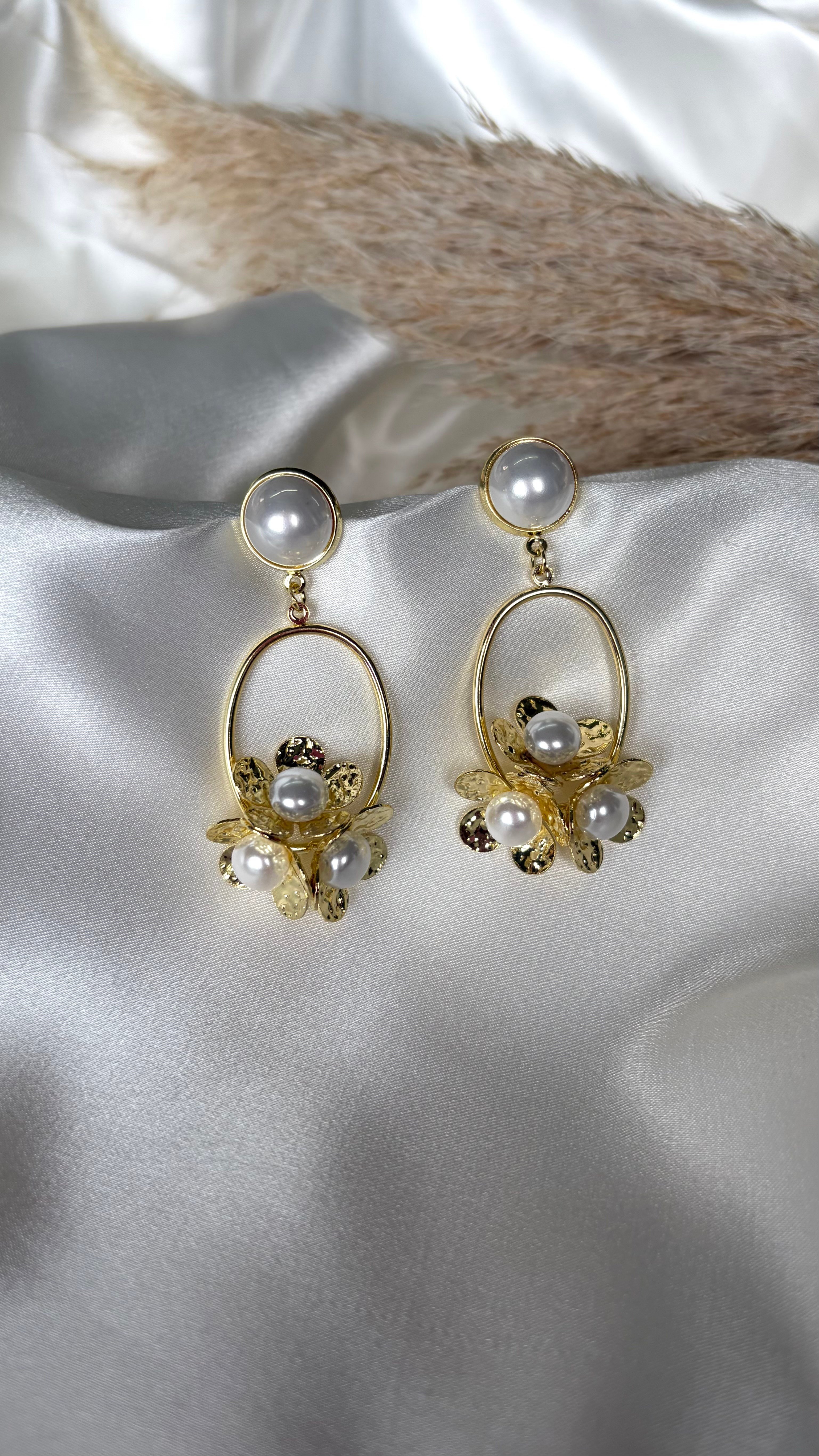 Kadın Gold Renk Çiçekli İncili Sallantılı Küpe