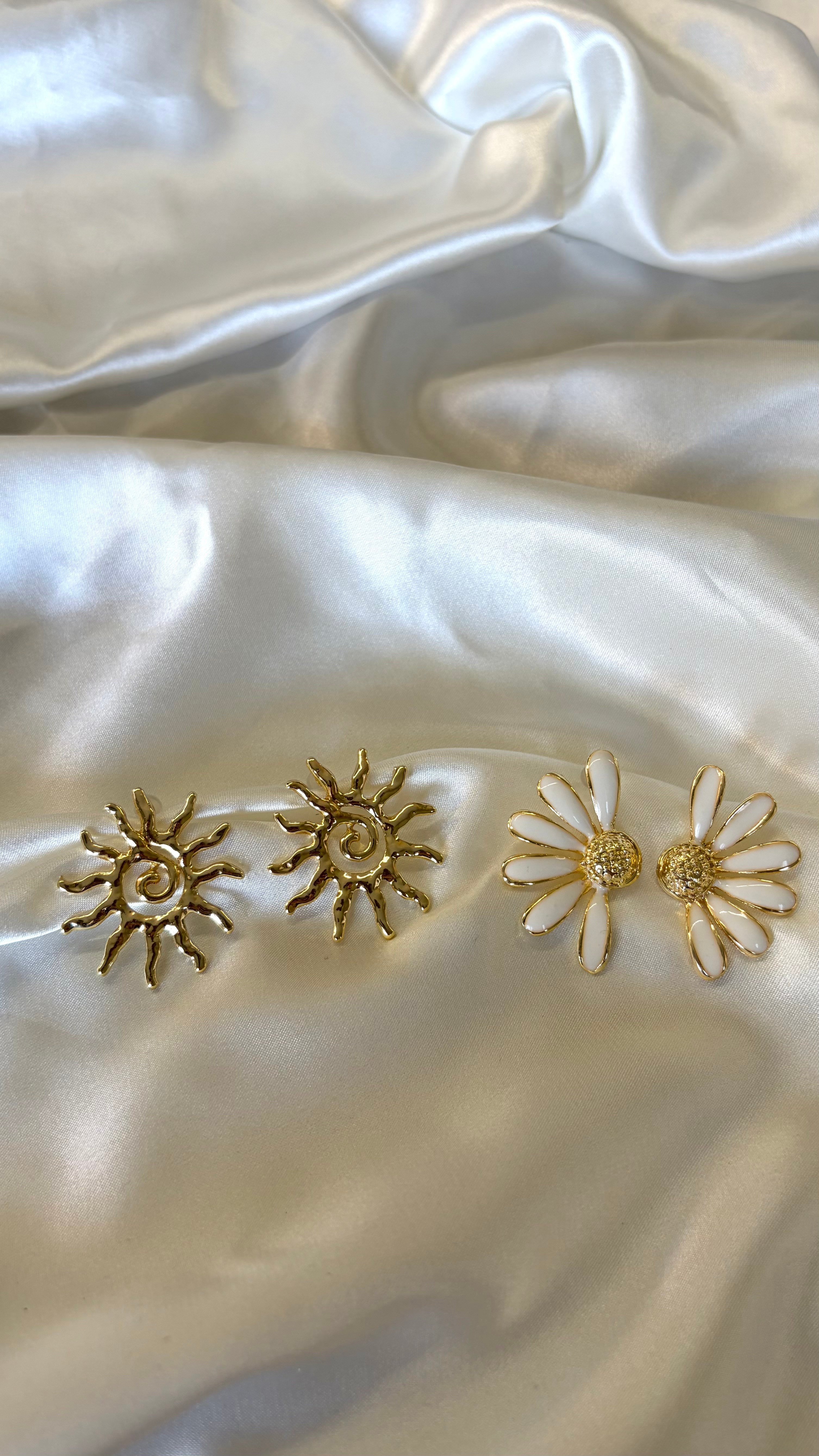 Kadın Gold Renk Güneş ve Yarım Papatya Model 2'li Set Küpe