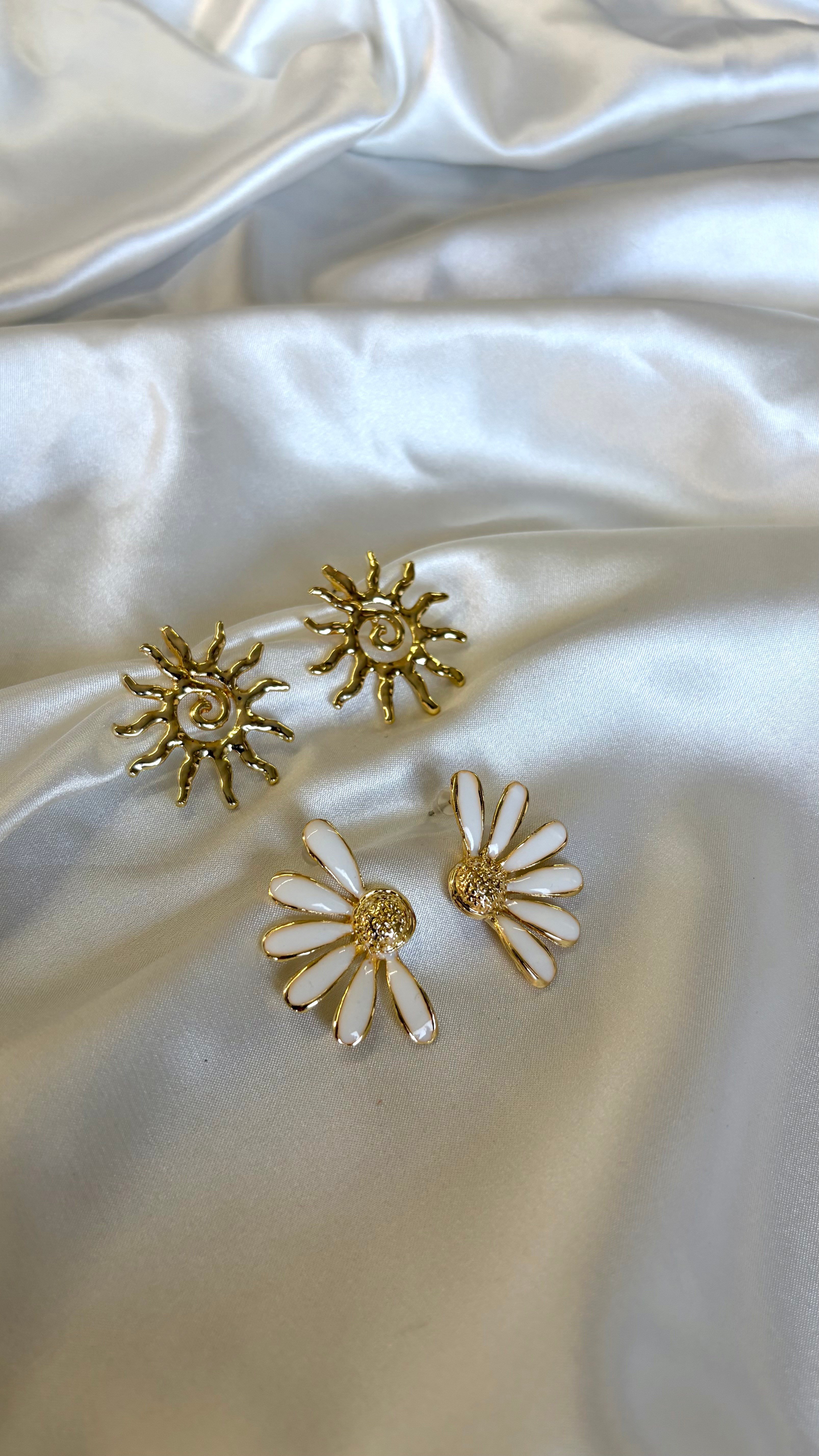Kadın Gold Renk Güneş ve Yarım Papatya Model 2'li Set Küpe