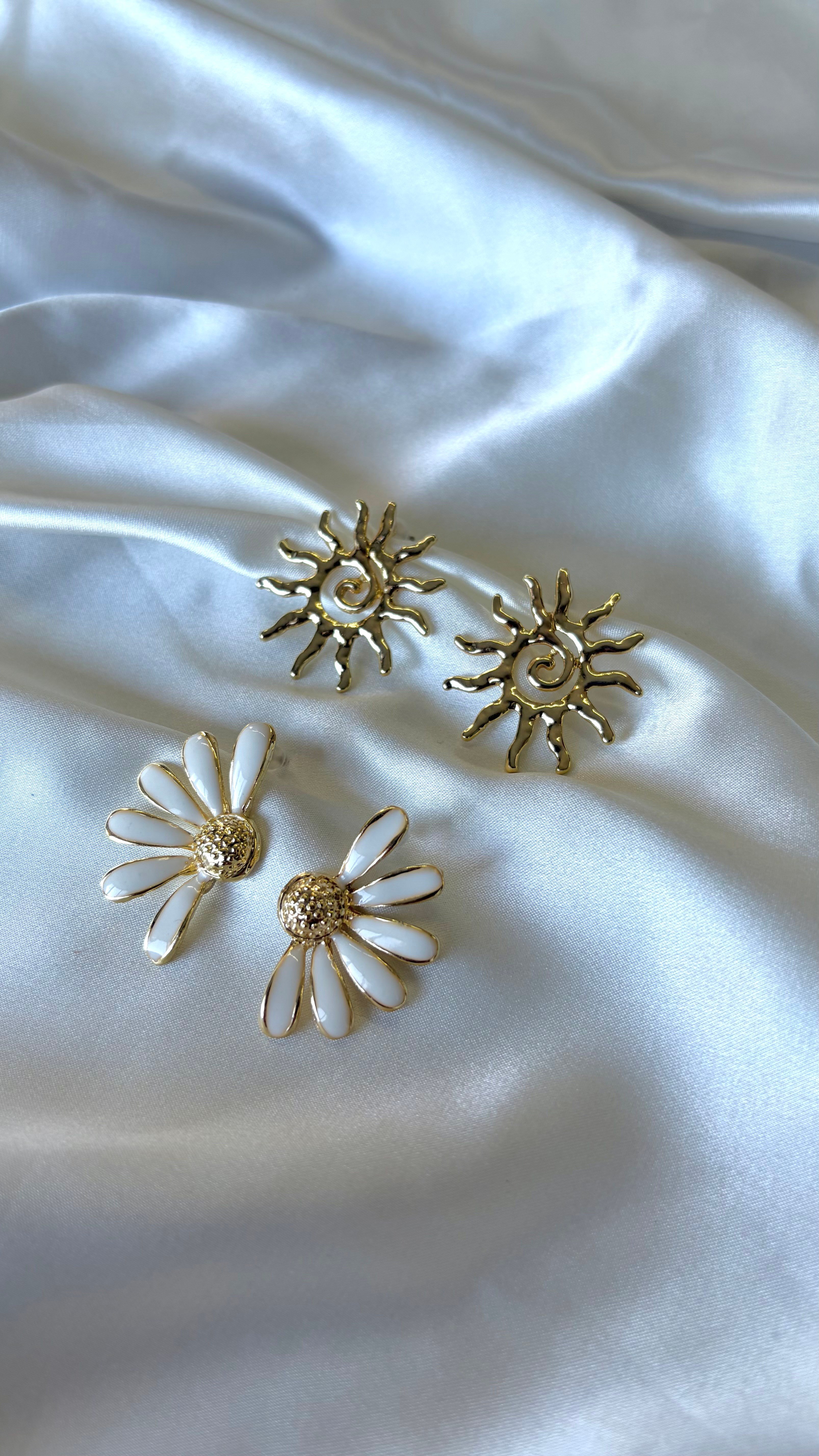 Kadın Gold Renk Güneş ve Yarım Papatya Model 2'li Set Küpe