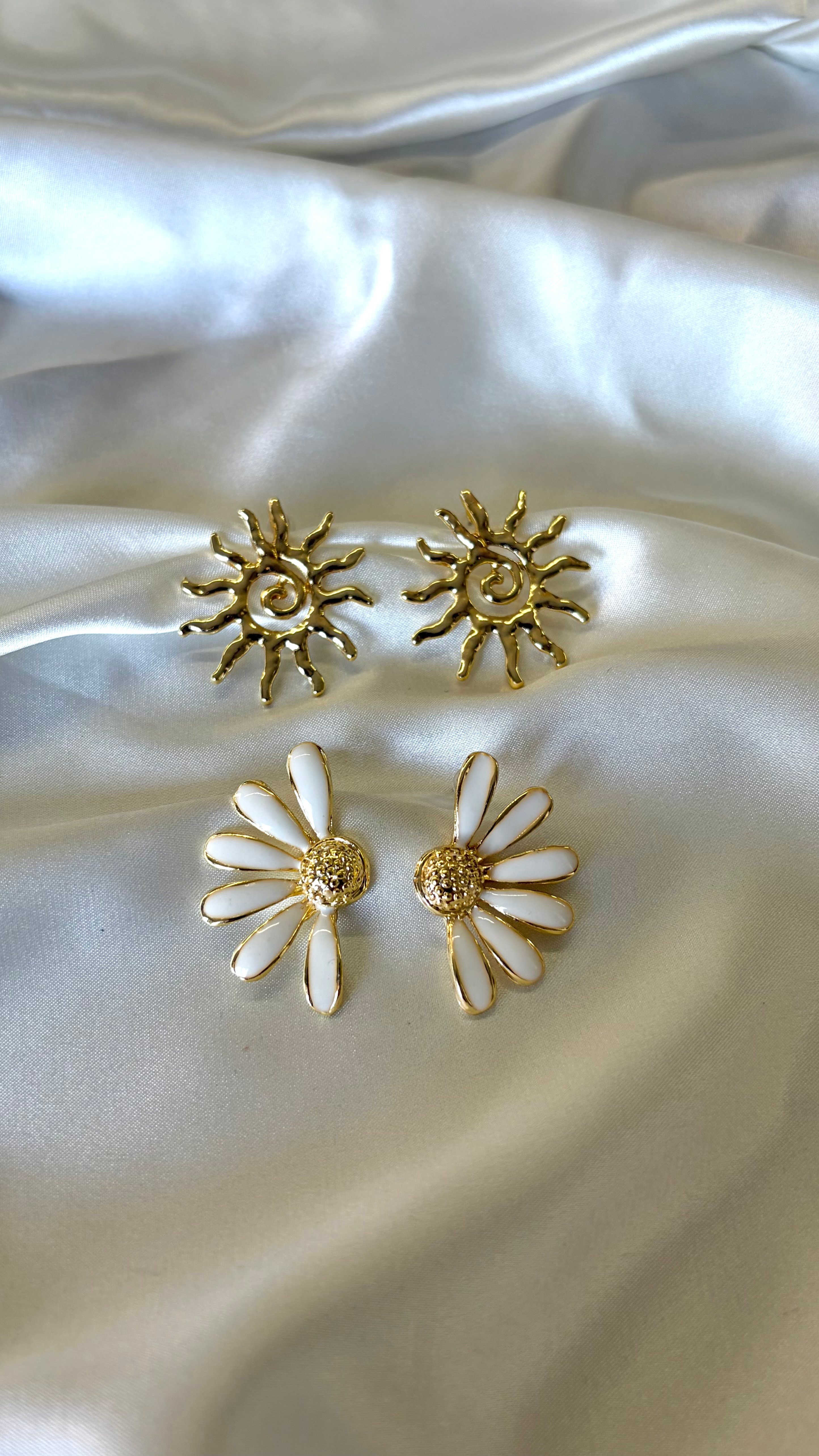 Kadın Gold Renk Güneş ve Yarım Papatya Model 2'li Set Küpe