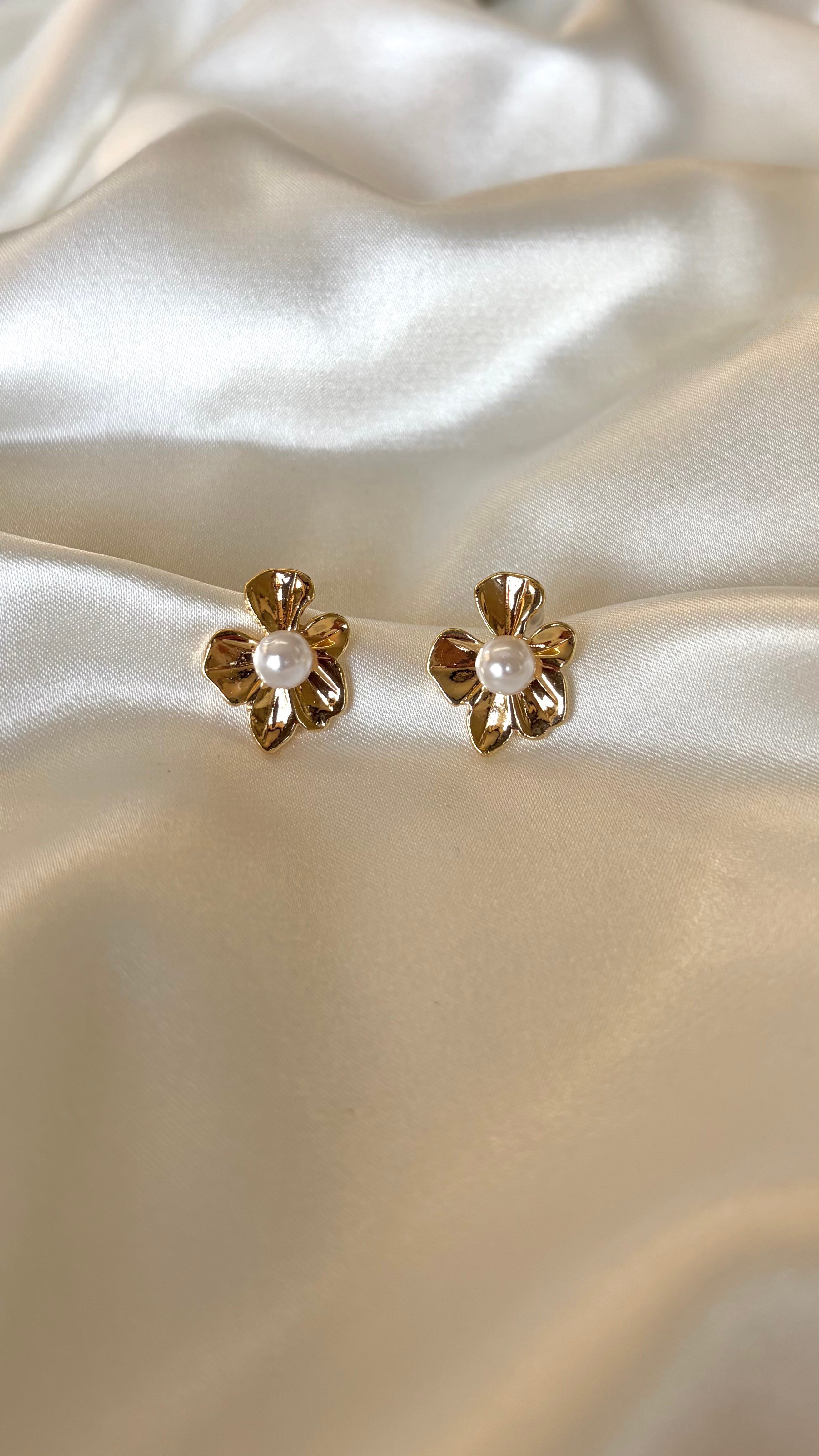 Kadın Gold Renk İncili Çiçekli Model Minimal Küpe