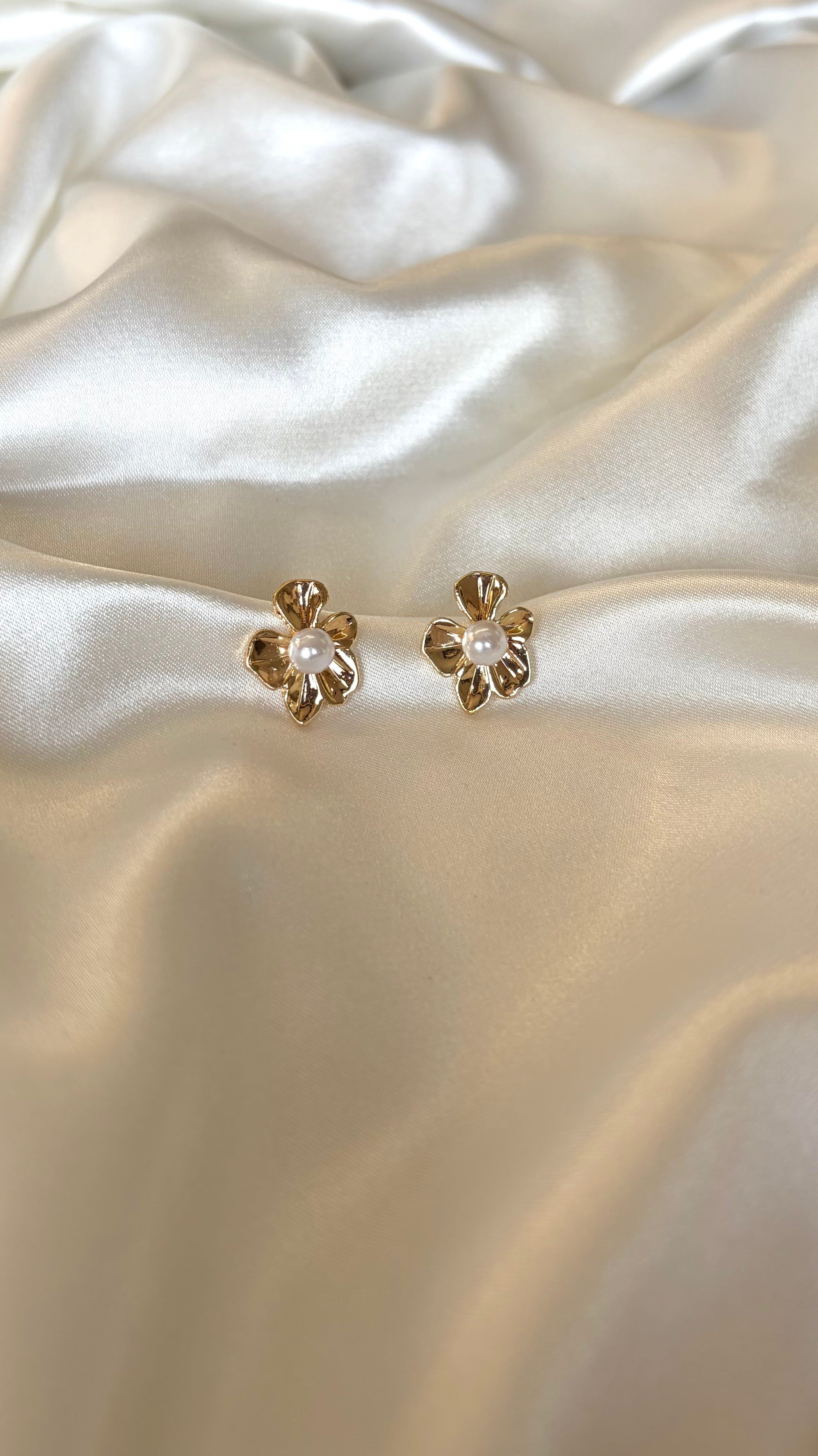 Kadın Gold Renk İncili Çiçekli Model Minimal Küpe