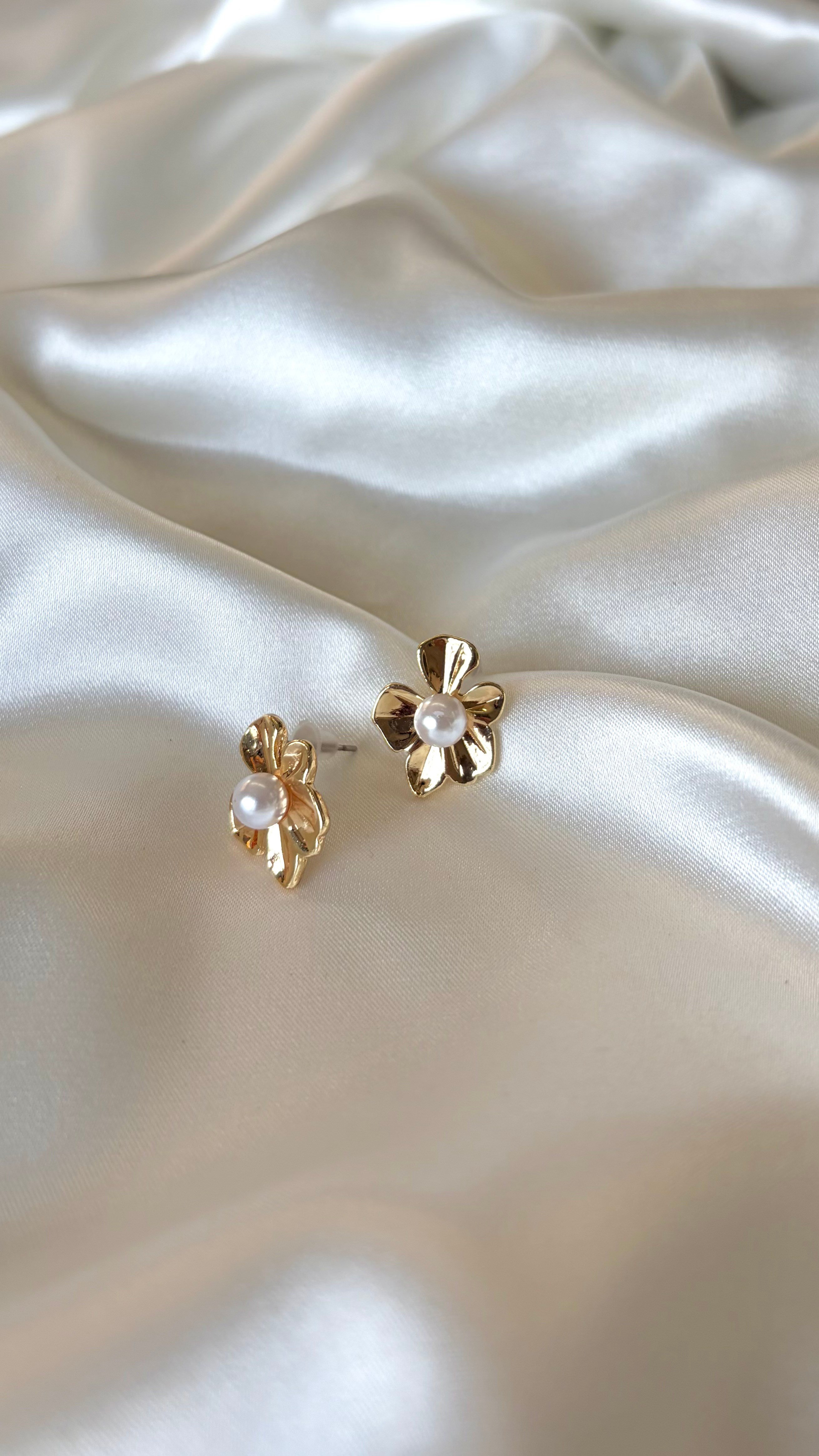 Kadın Gold Renk İncili Çiçekli Model Minimal Küpe