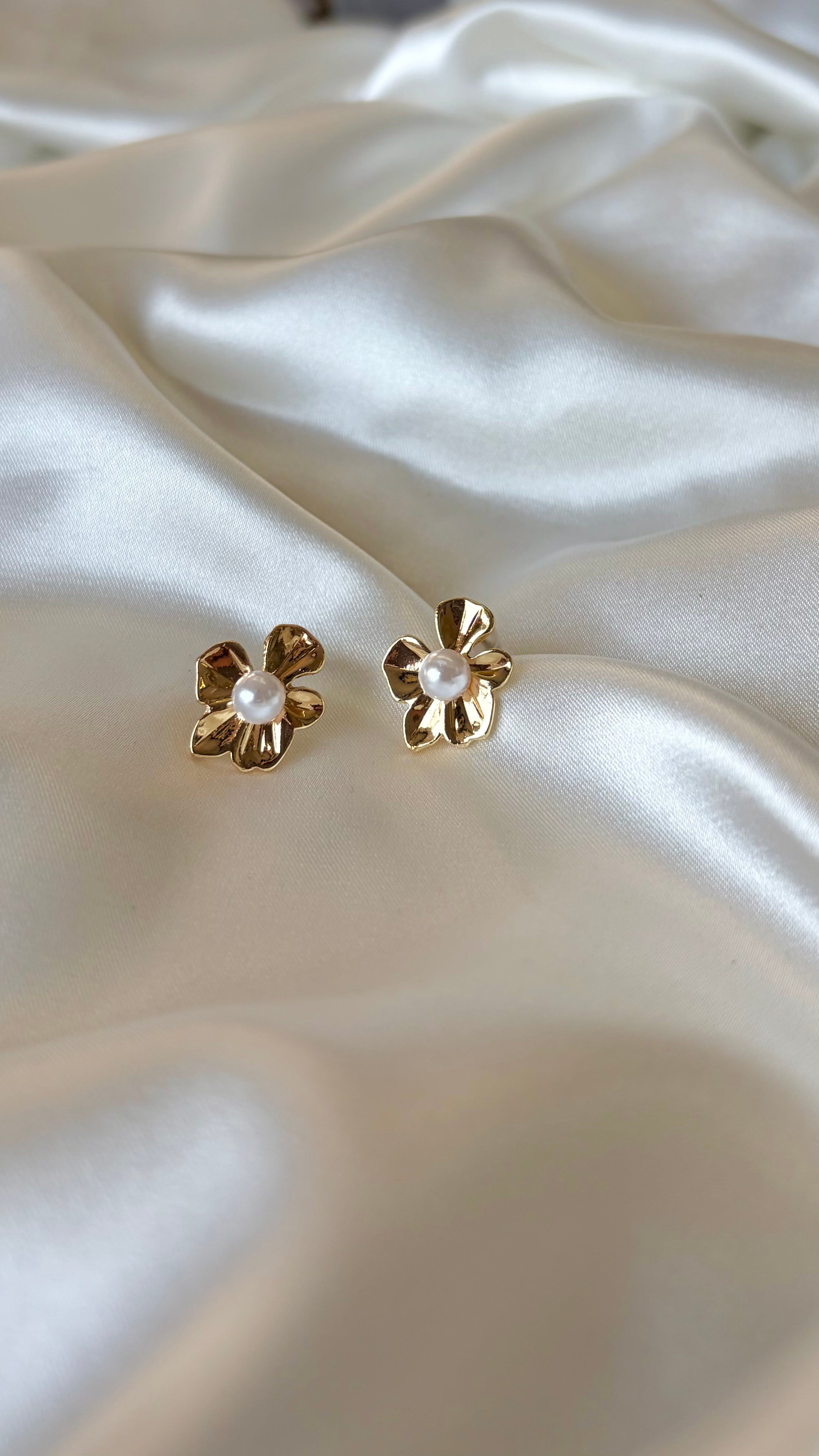 Kadın Gold Renk İncili Çiçekli Model Minimal Küpe