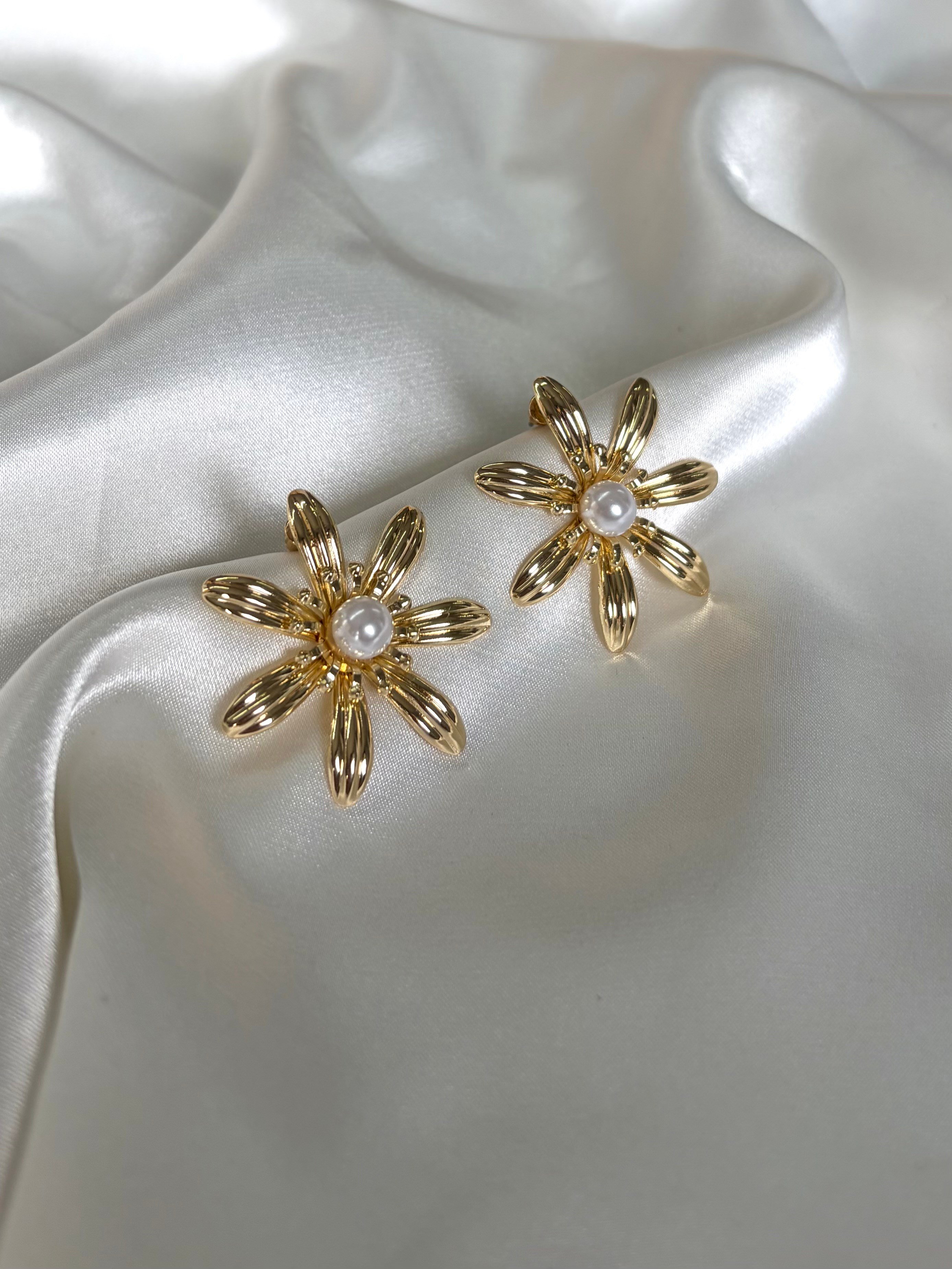Kadın Gold Renk İncili Modern Çelik Çiçek Küpe