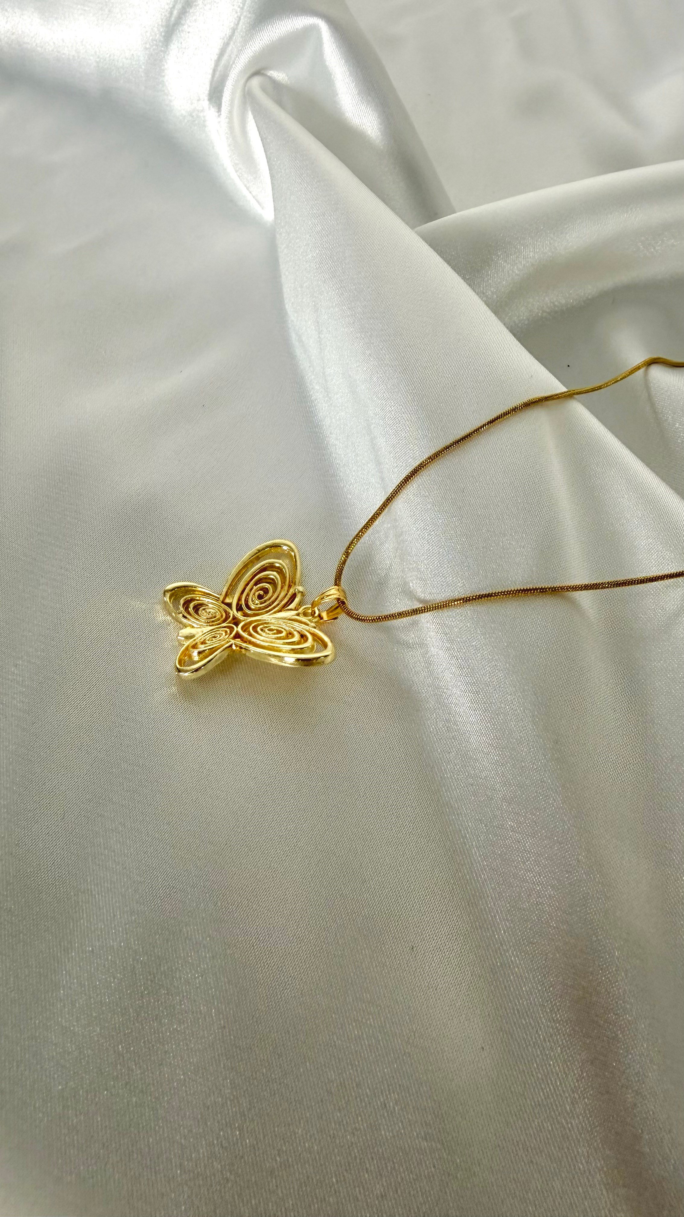 Kadın Gold Renk Kelebek Figürlü Çelik Kolye