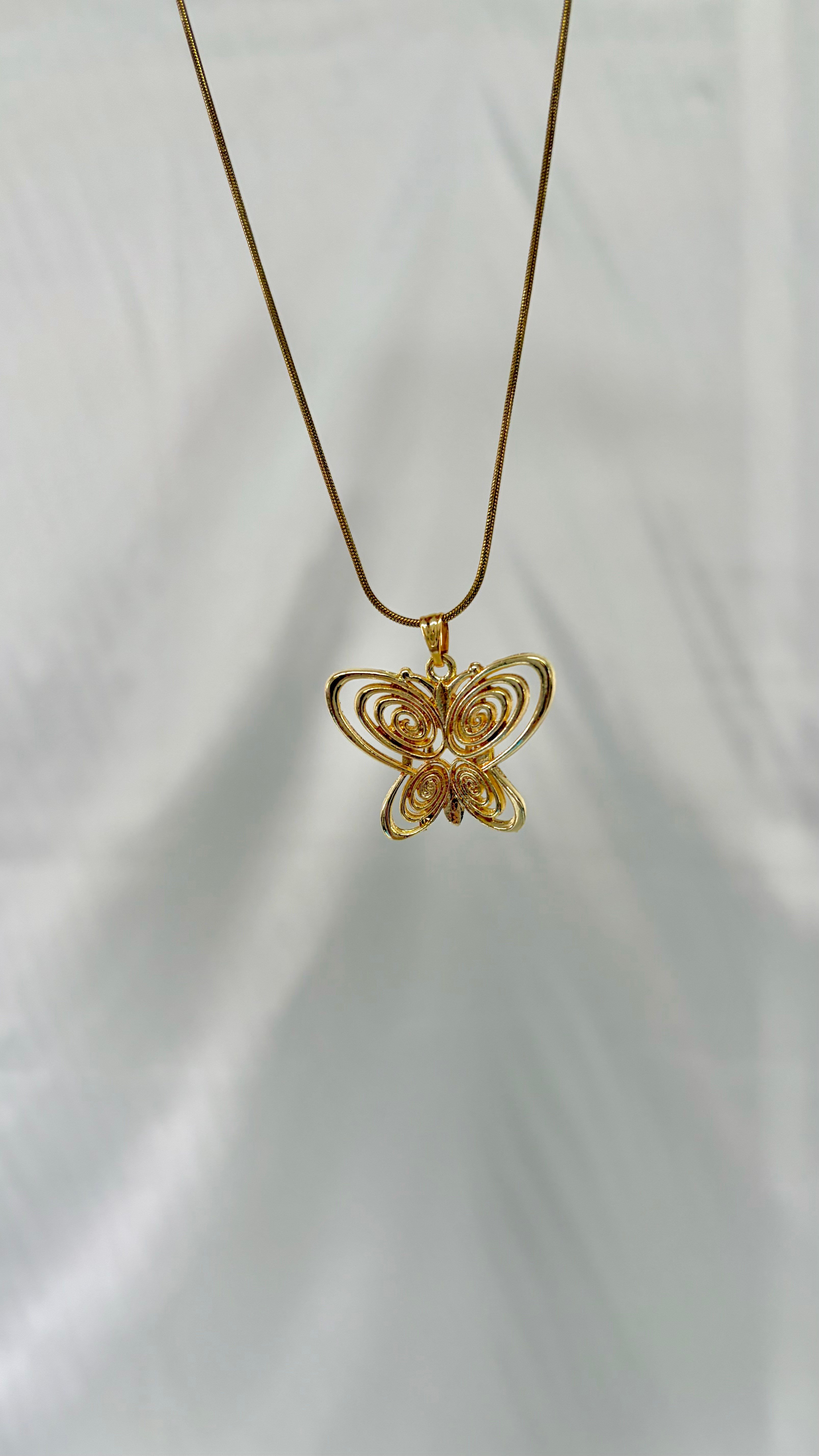 Kadın Gold Renk Kelebek Figürlü Çelik Kolye