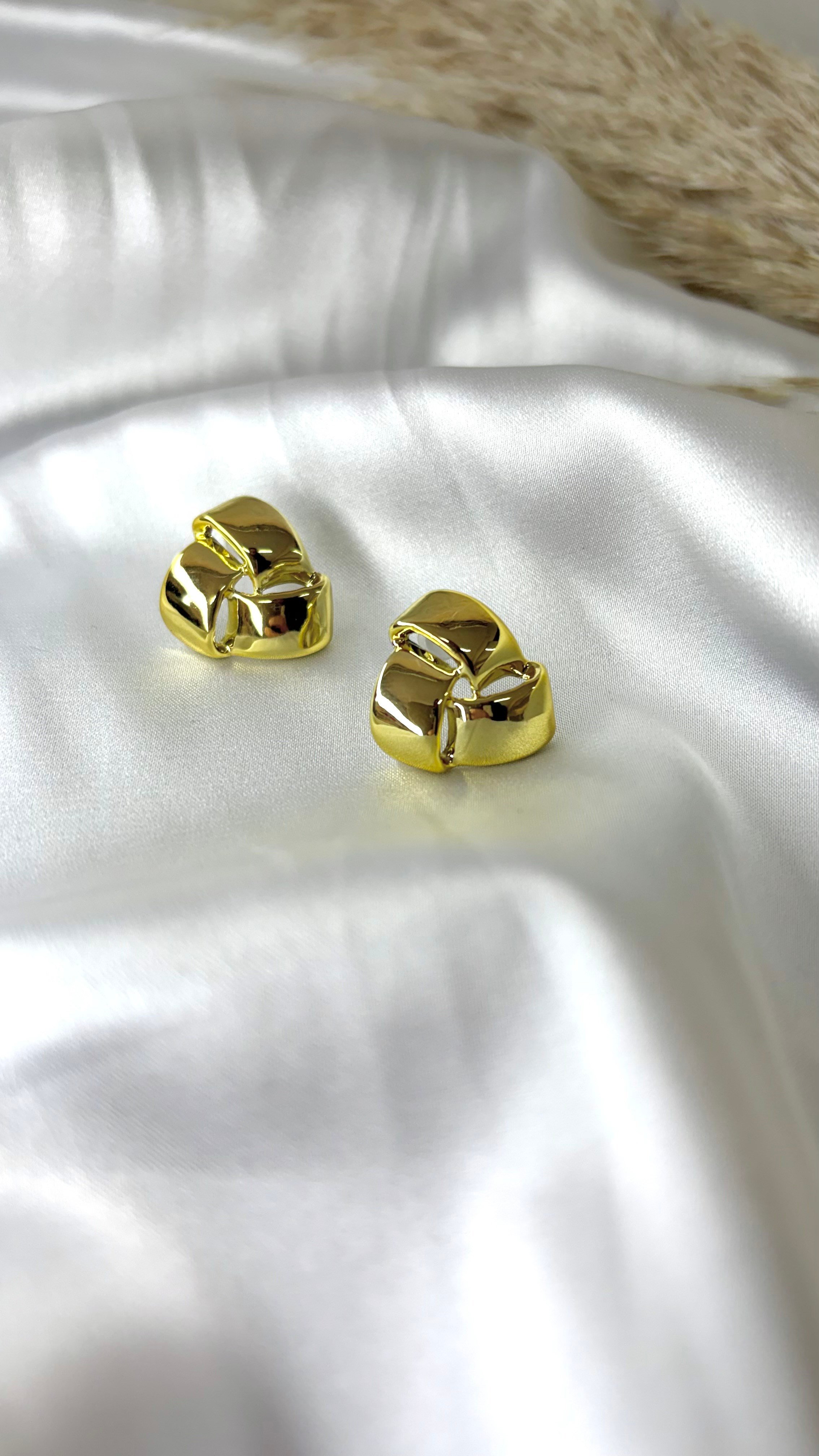 Kadın Gold Renk Minimal Düğüm Küpe
