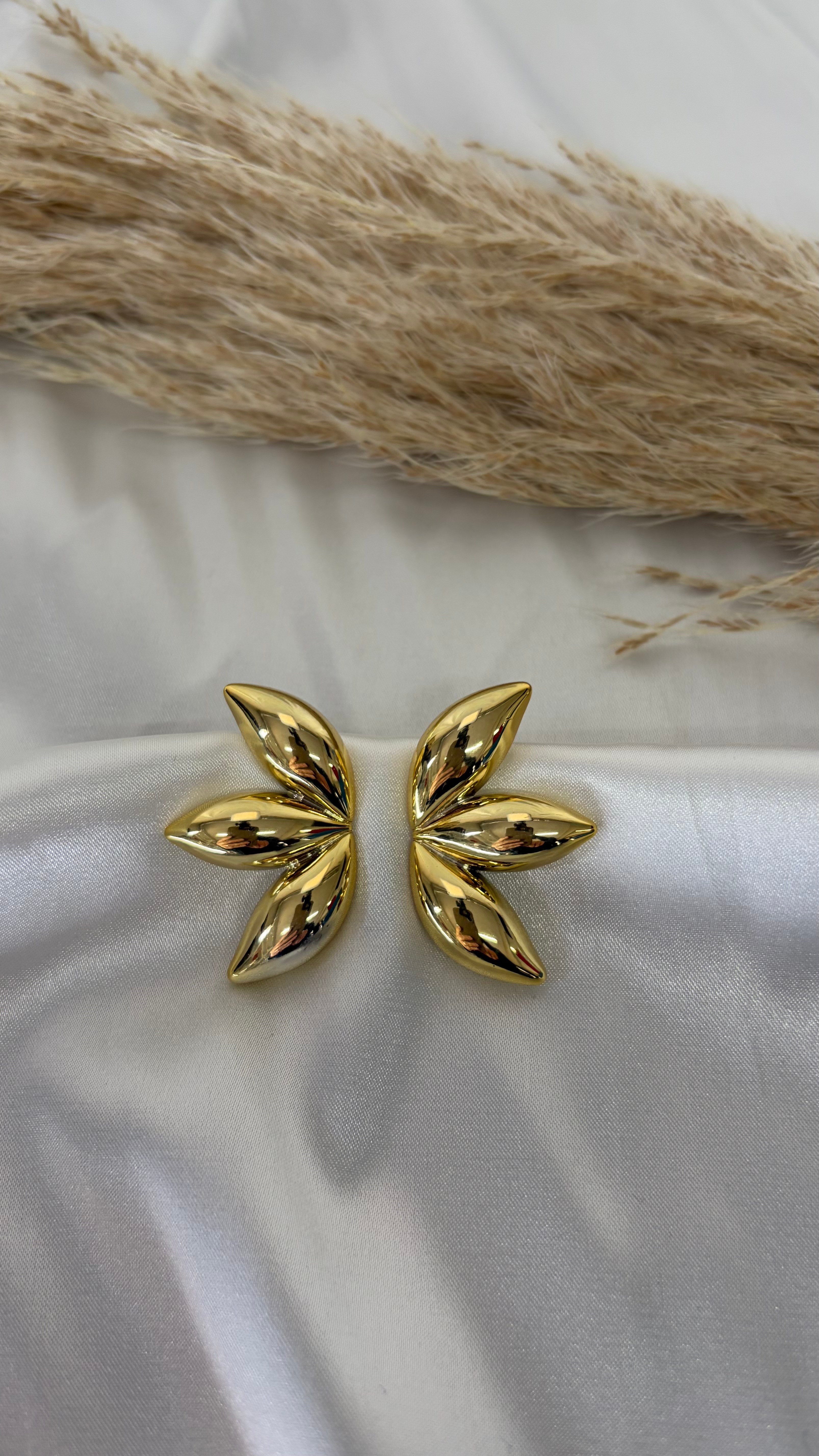 Kadın Gold Renk Modern Çiçek Küpe