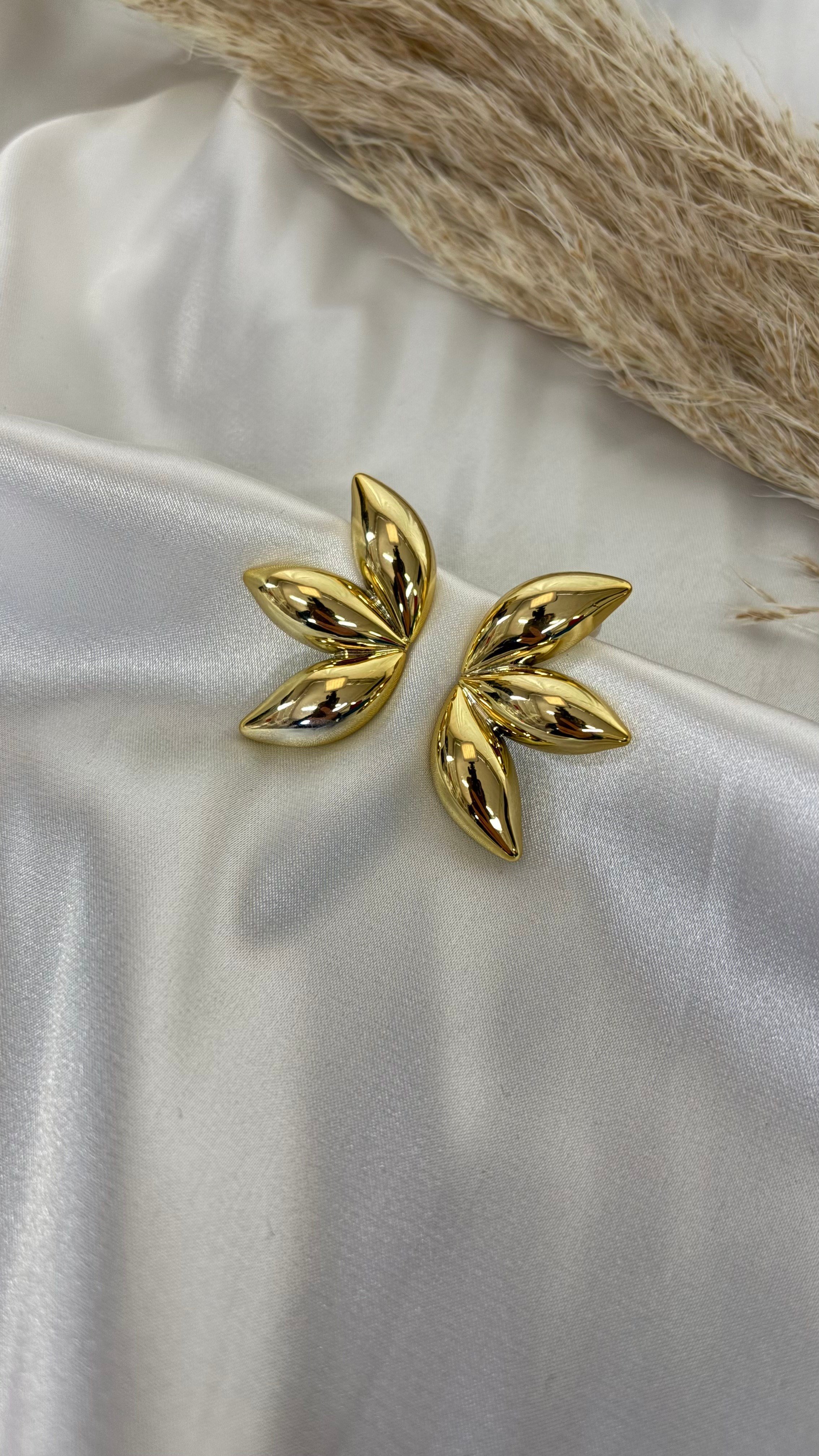 Kadın Gold Renk Modern Çiçek Küpe