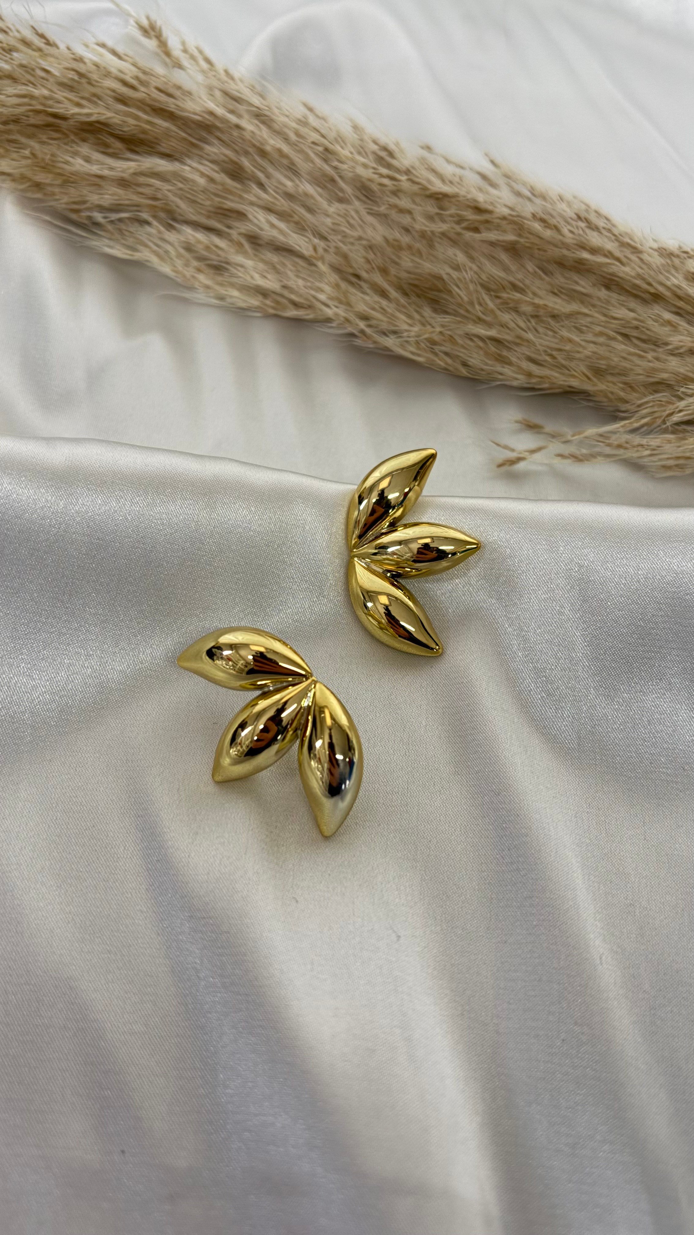 Kadın Gold Renk Modern Çiçek Küpe