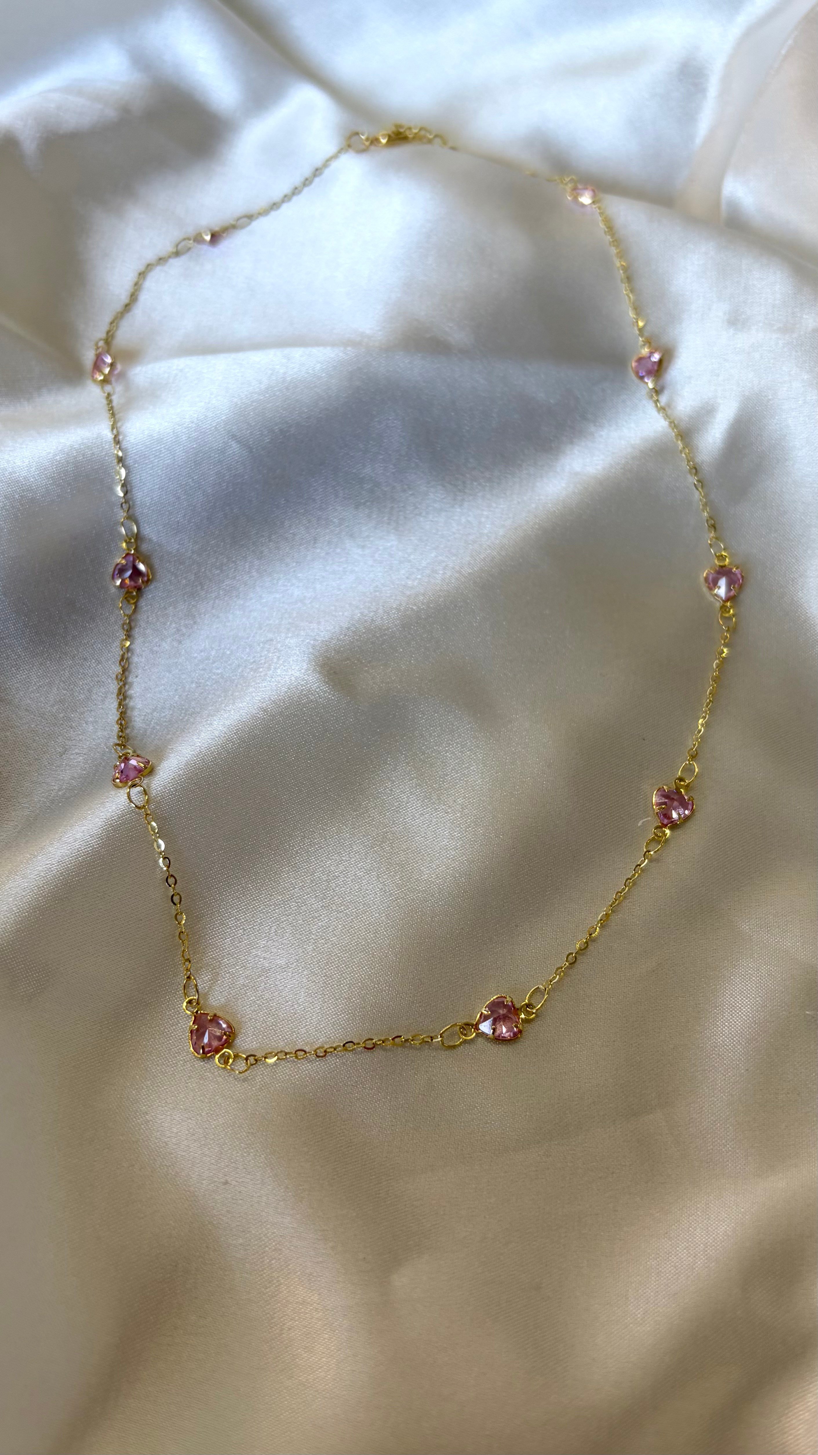 Kadın Gold Renk Pembe Taşlı Sıralı Minik Kalpli Kolye 