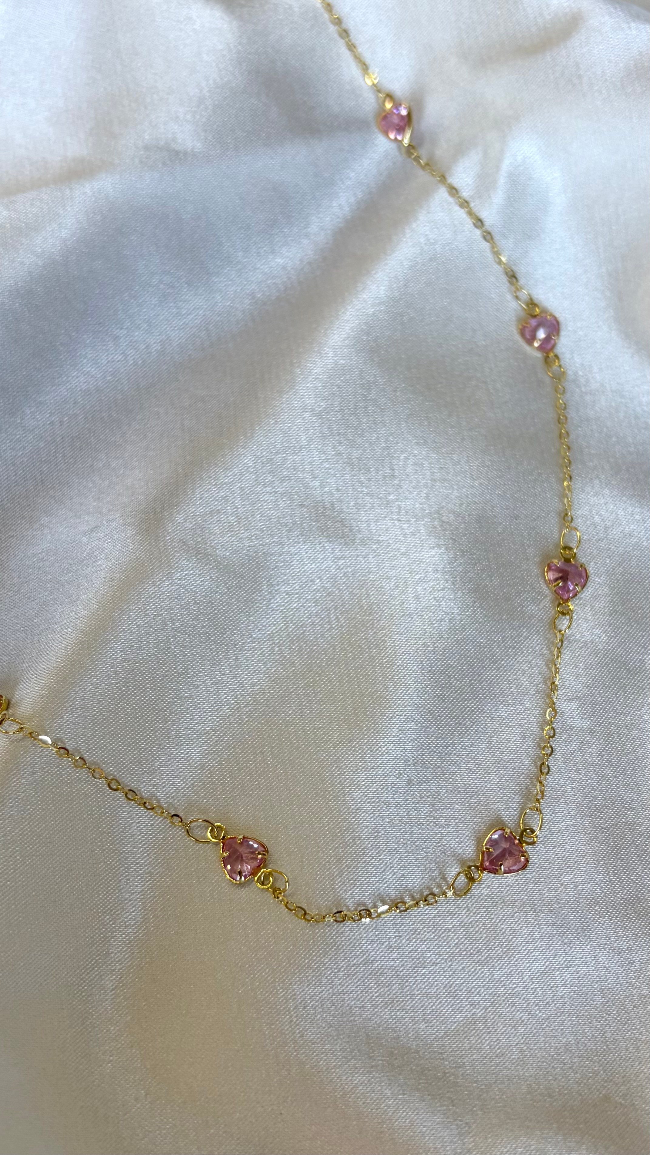 Kadın Gold Renk Pembe Taşlı Sıralı Minik Kalpli Kolye 