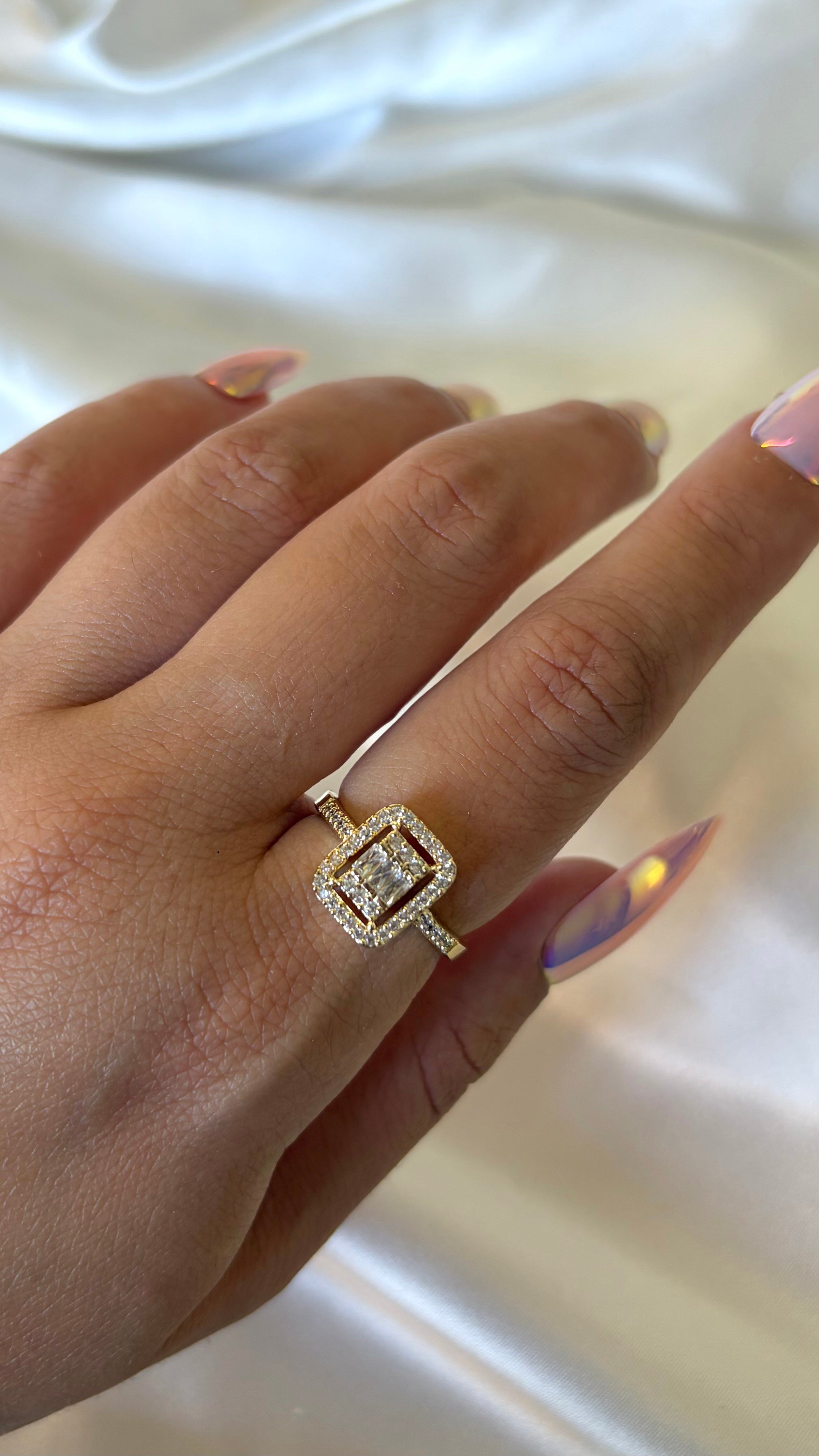 Kadın Gold Renk Sıralı Taşlı Ayarlanabilir Baget Yüzük