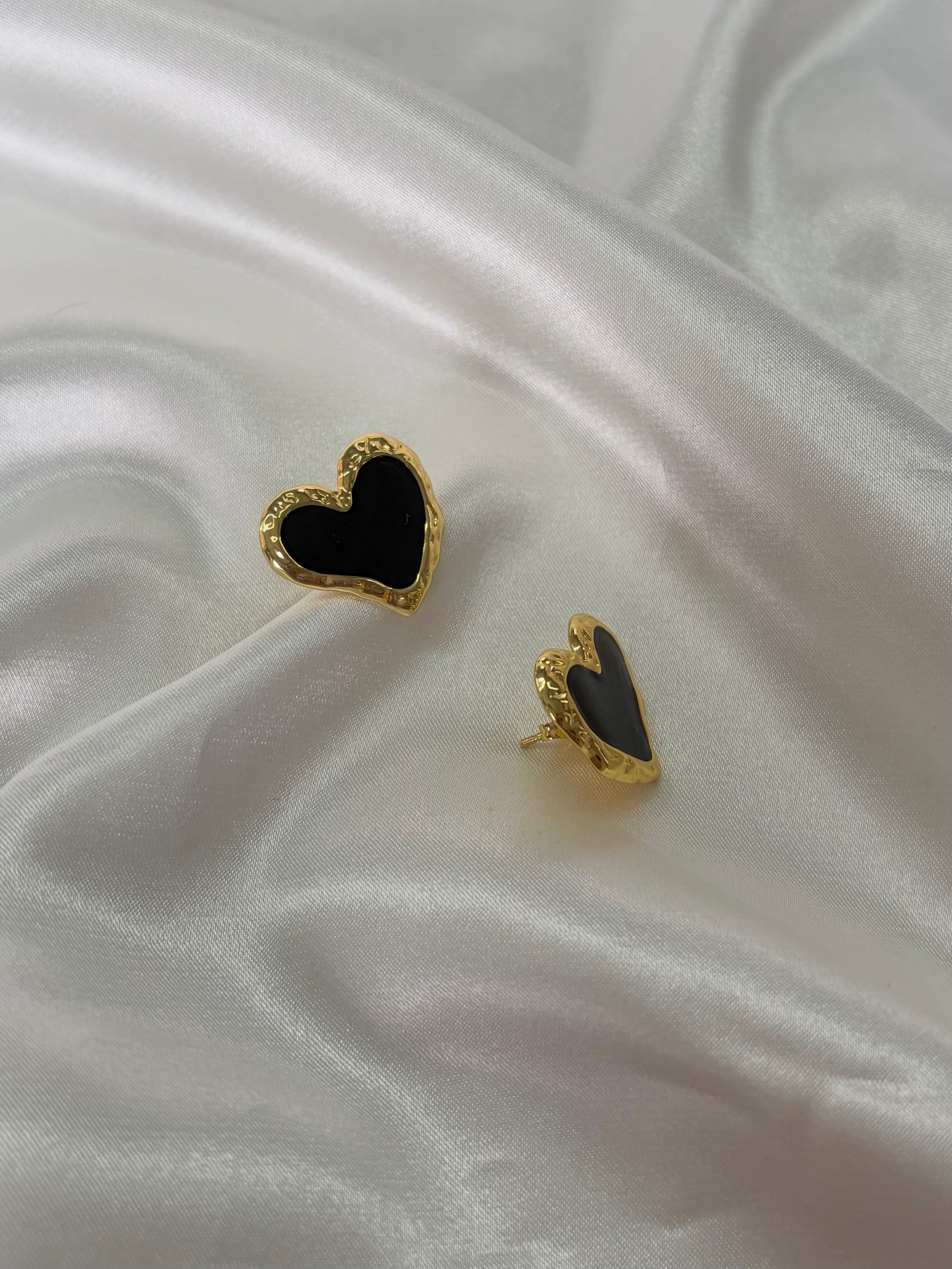 Kadın Gold Renk Siyah Kalp Küpe
