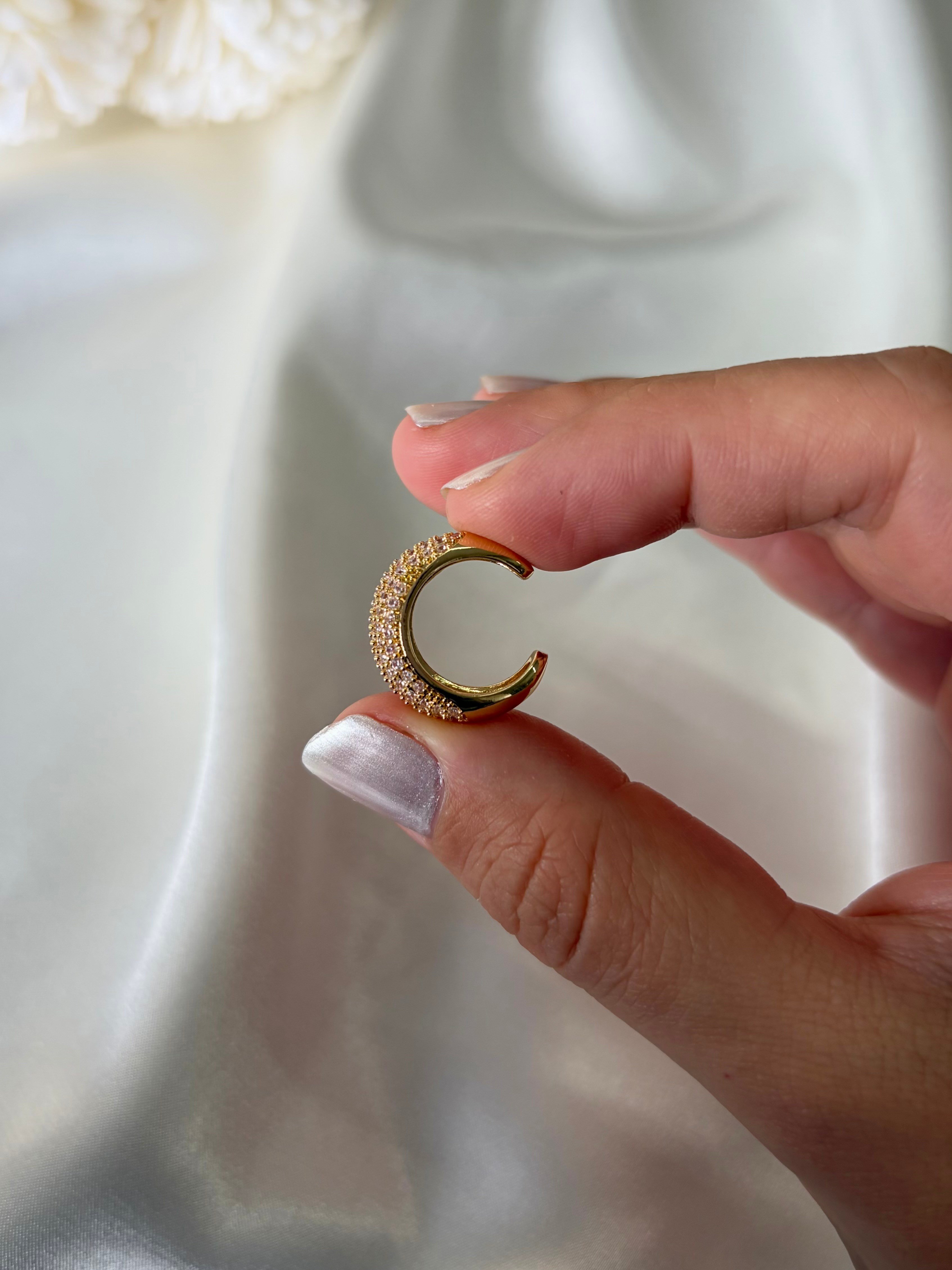 Kadın Gold Renk Taşlı Bombeli Kıkırdak Küpe