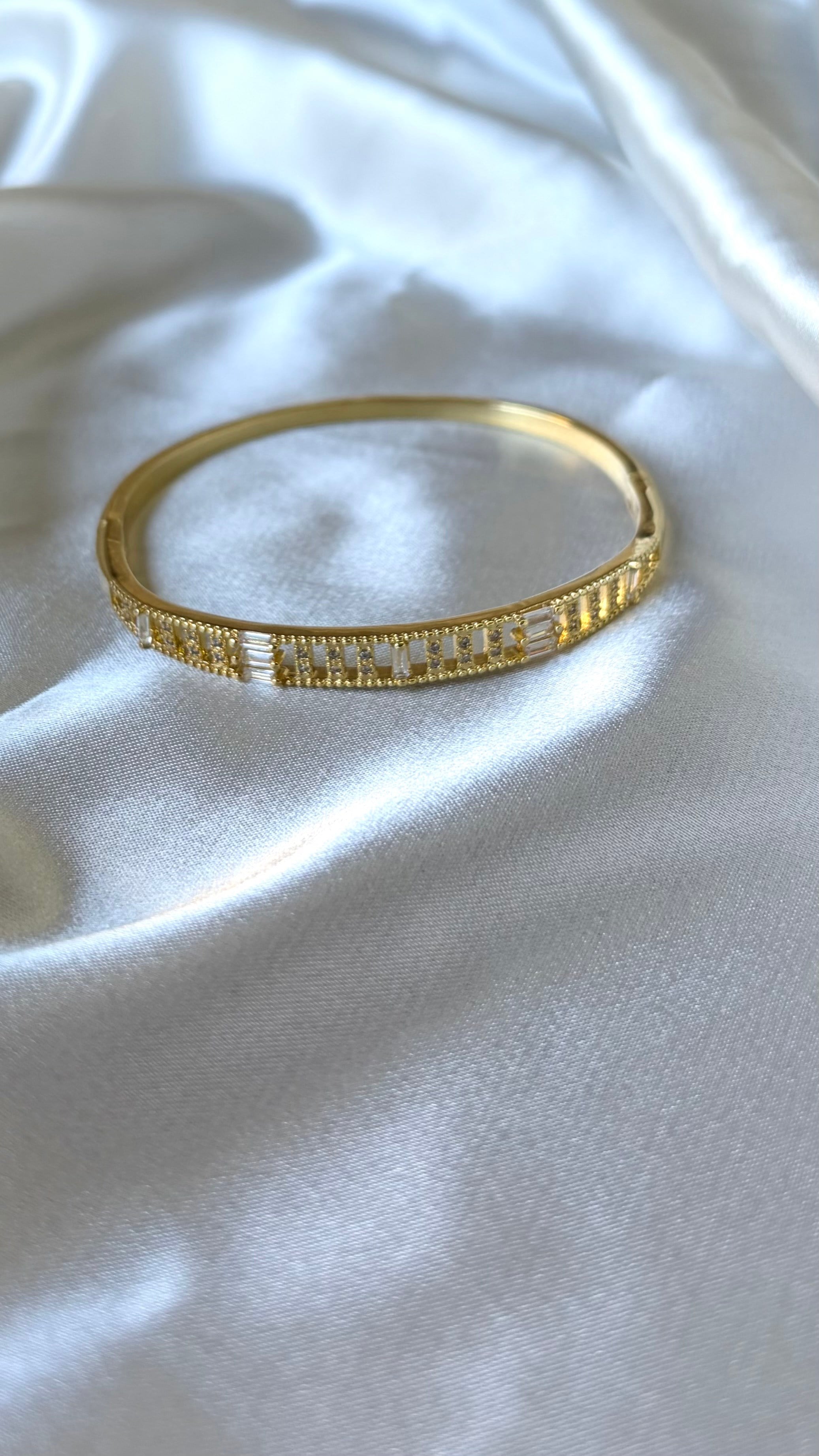 Kadın Gold Renk Taşlı Çubuk Kesim Kelepçe Bileklik