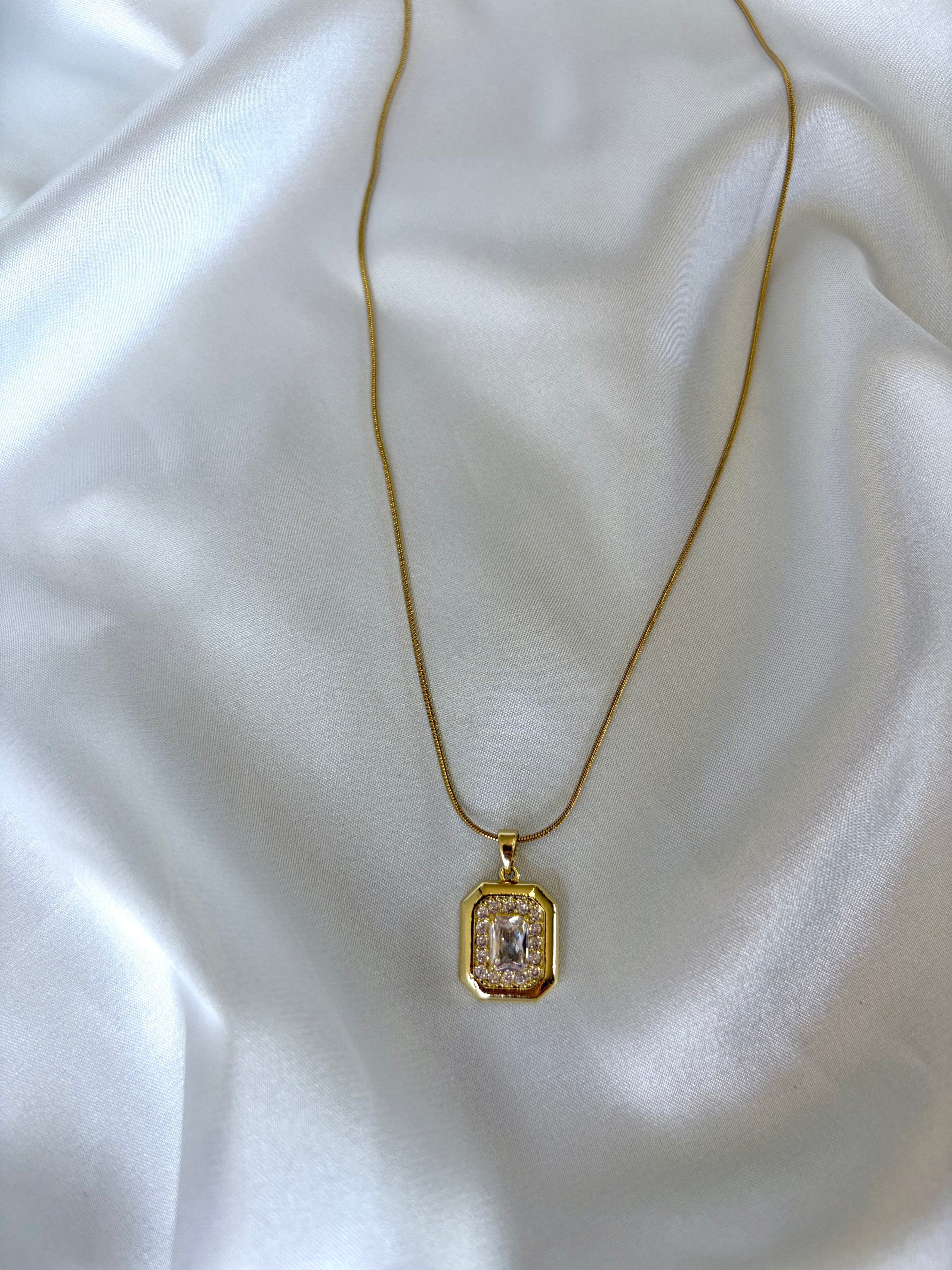 Kadın Gold Renk Taşlı Elegant Çelik Kolye