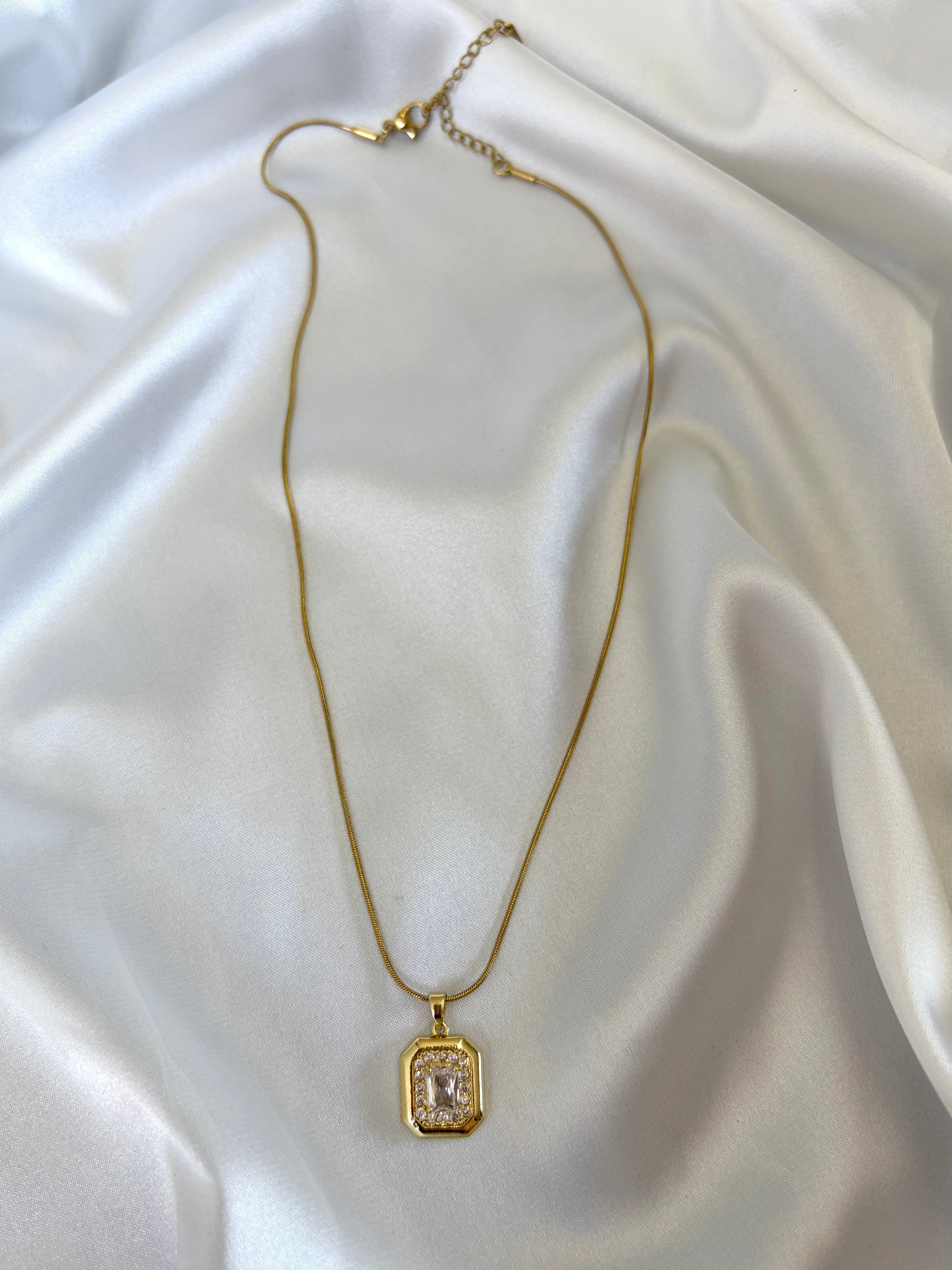 Kadın Gold Renk Taşlı Elegant Çelik Kolye