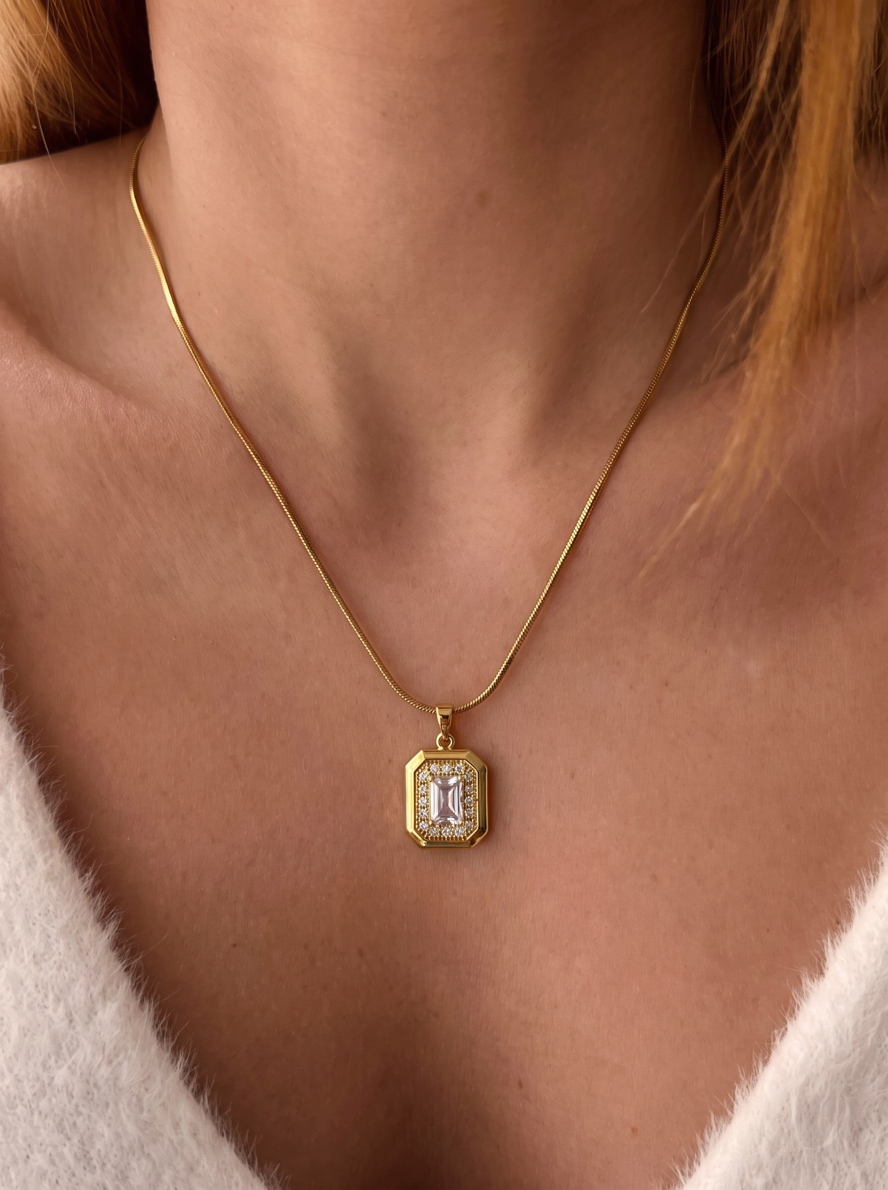Kadın Gold Renk Taşlı Elegant Çelik Kolye