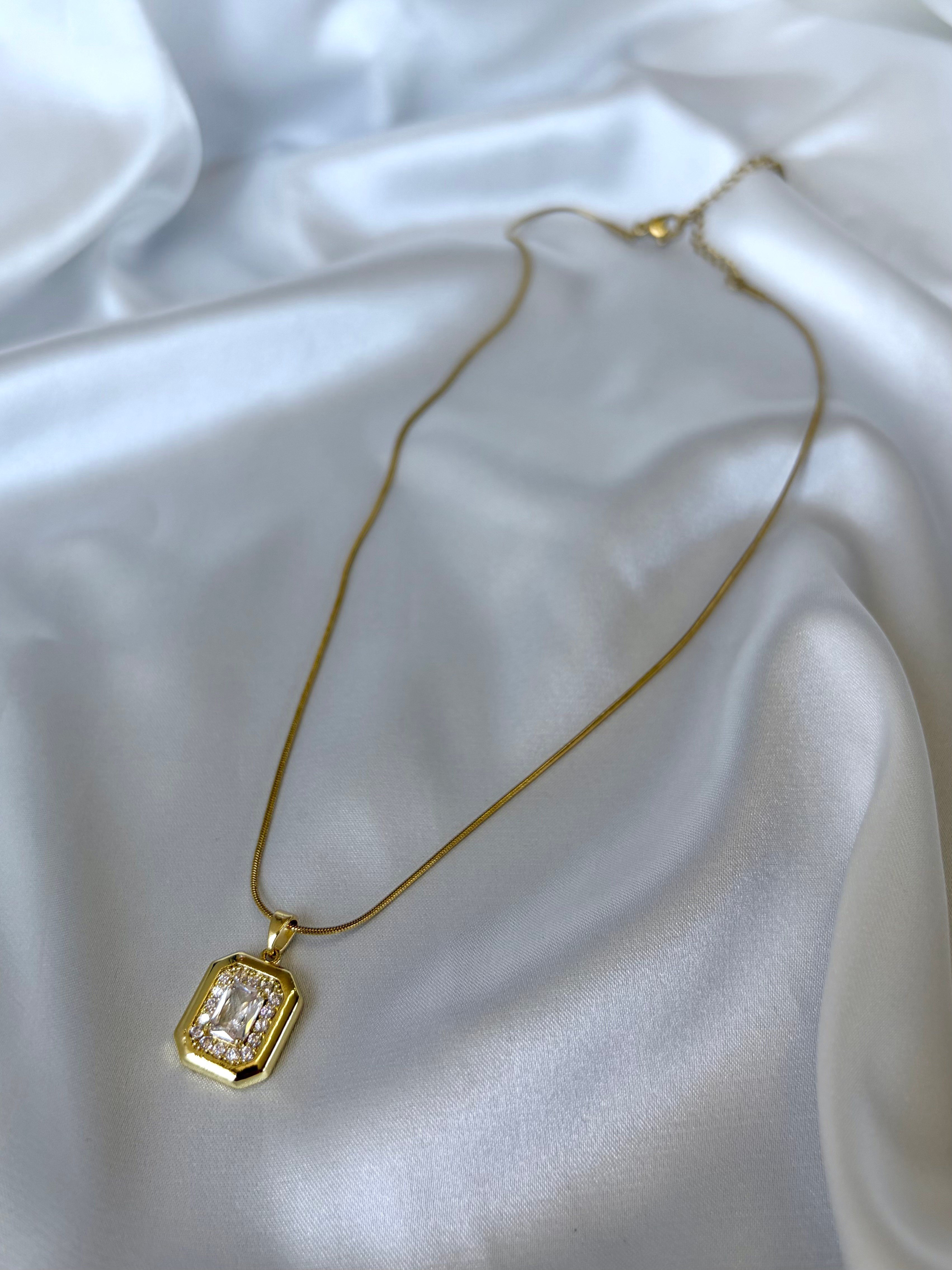 Kadın Gold Renk Taşlı Elegant Çelik Kolye