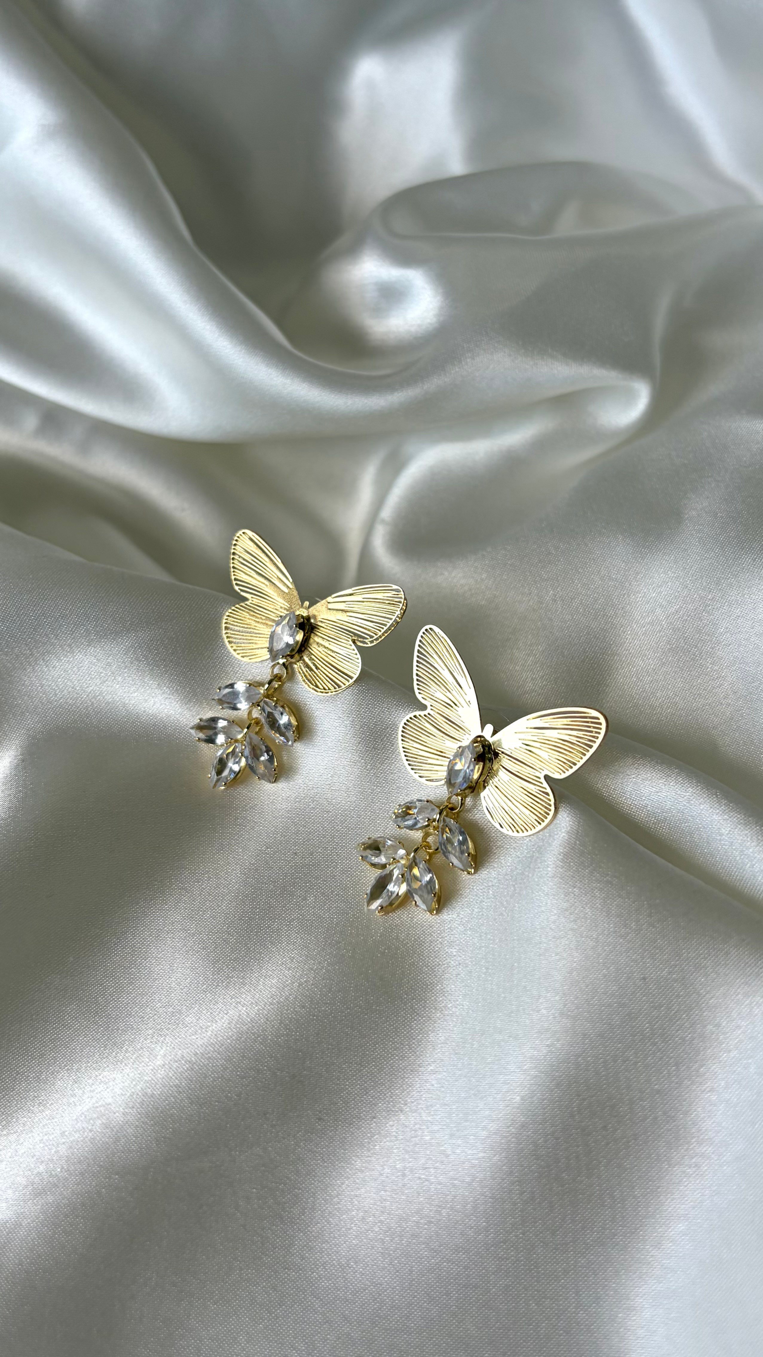 Kadın Gold Renk Taşlı Kelebek Model Sallantılı Küpe